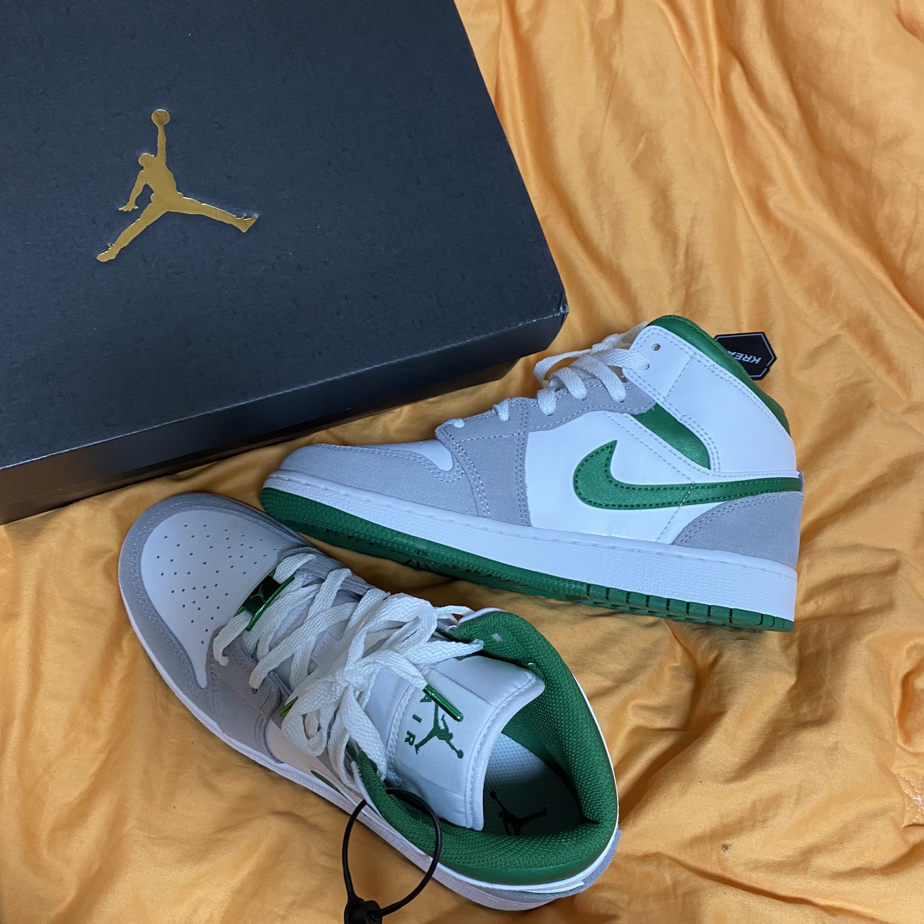 (GS) Jordan 1 Mid SE Pine Green Light Smoke Grey, Jordan 1 Mid SE Pine Green Light Smoke Grey 착용 스타일 - 1