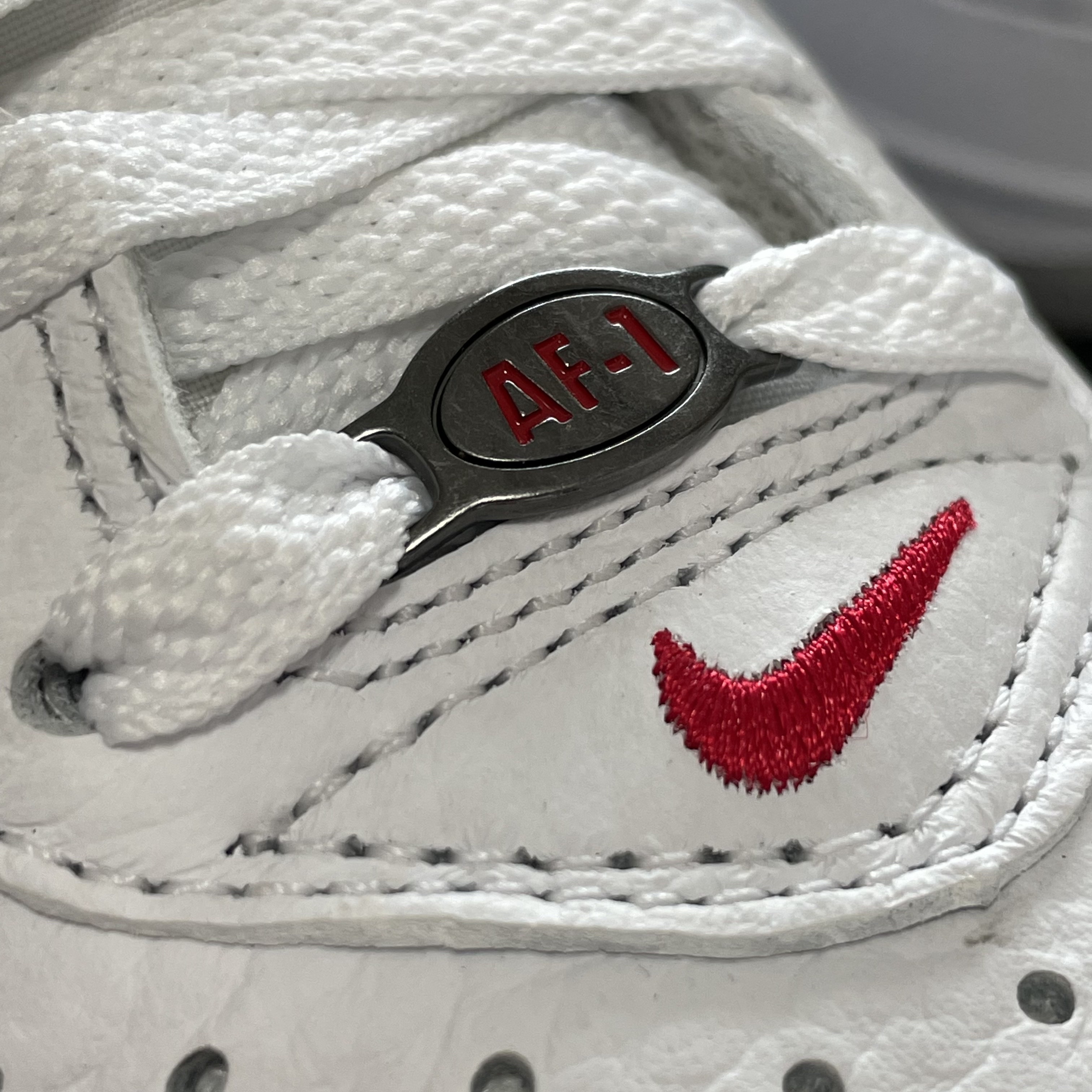 Nike Air Force 1 Mid QS University Red and Midnight Navy 착용 스타일 - 4