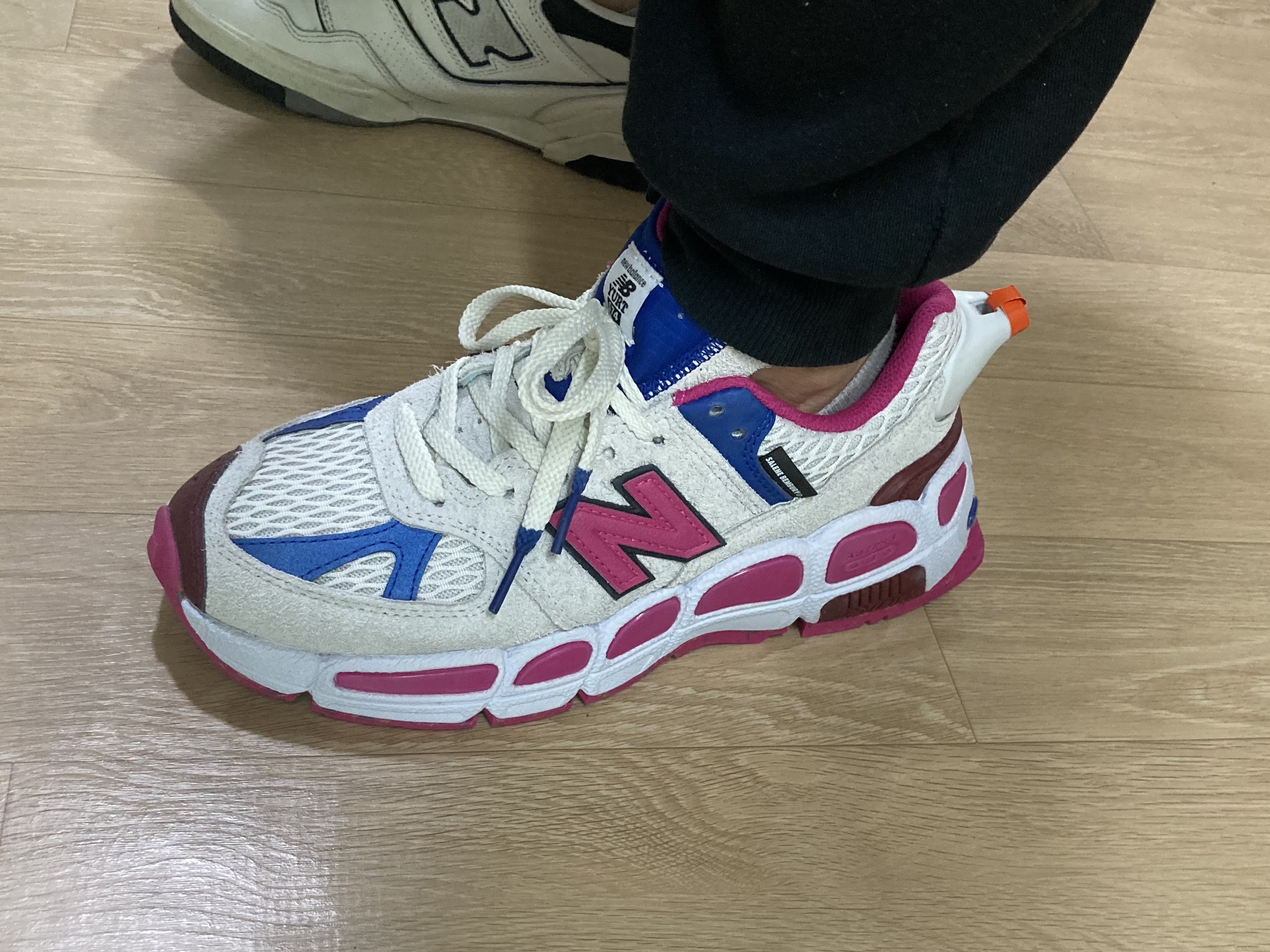 New Balance x Salehe Bembury 574 Yurt Pink Blue, New Balance 550 White Grey - 2E Wide 착용 스타일 - 2