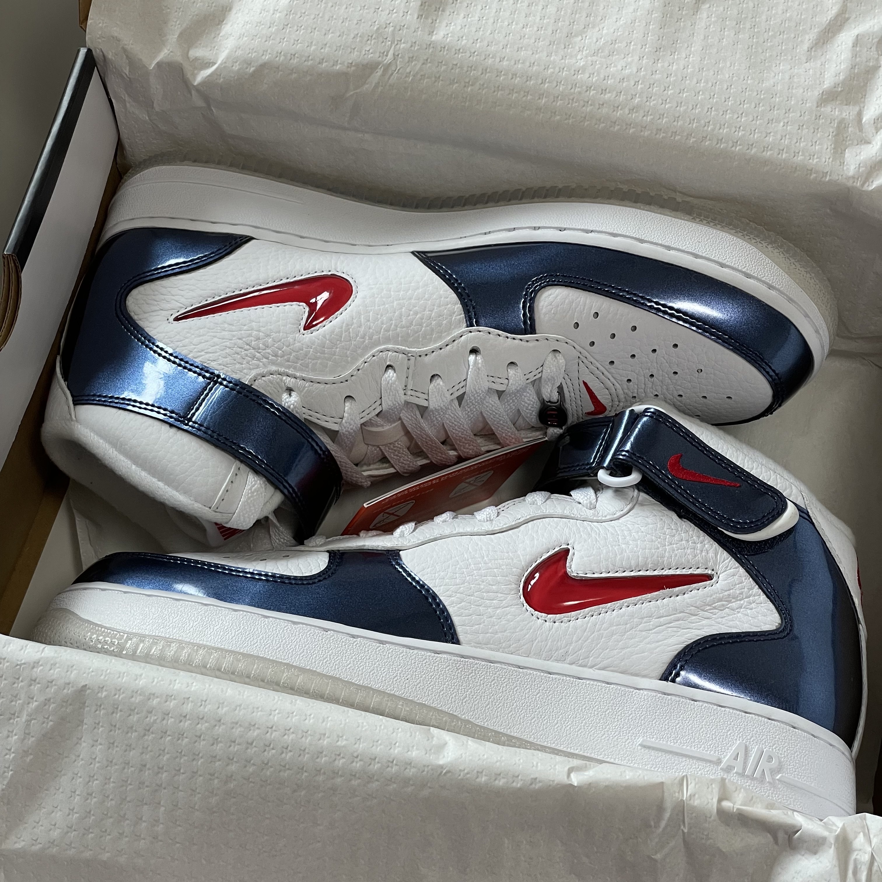 Nike Air Force 1 Mid QS University Red and Midnight Navy 착용 스타일 - 3