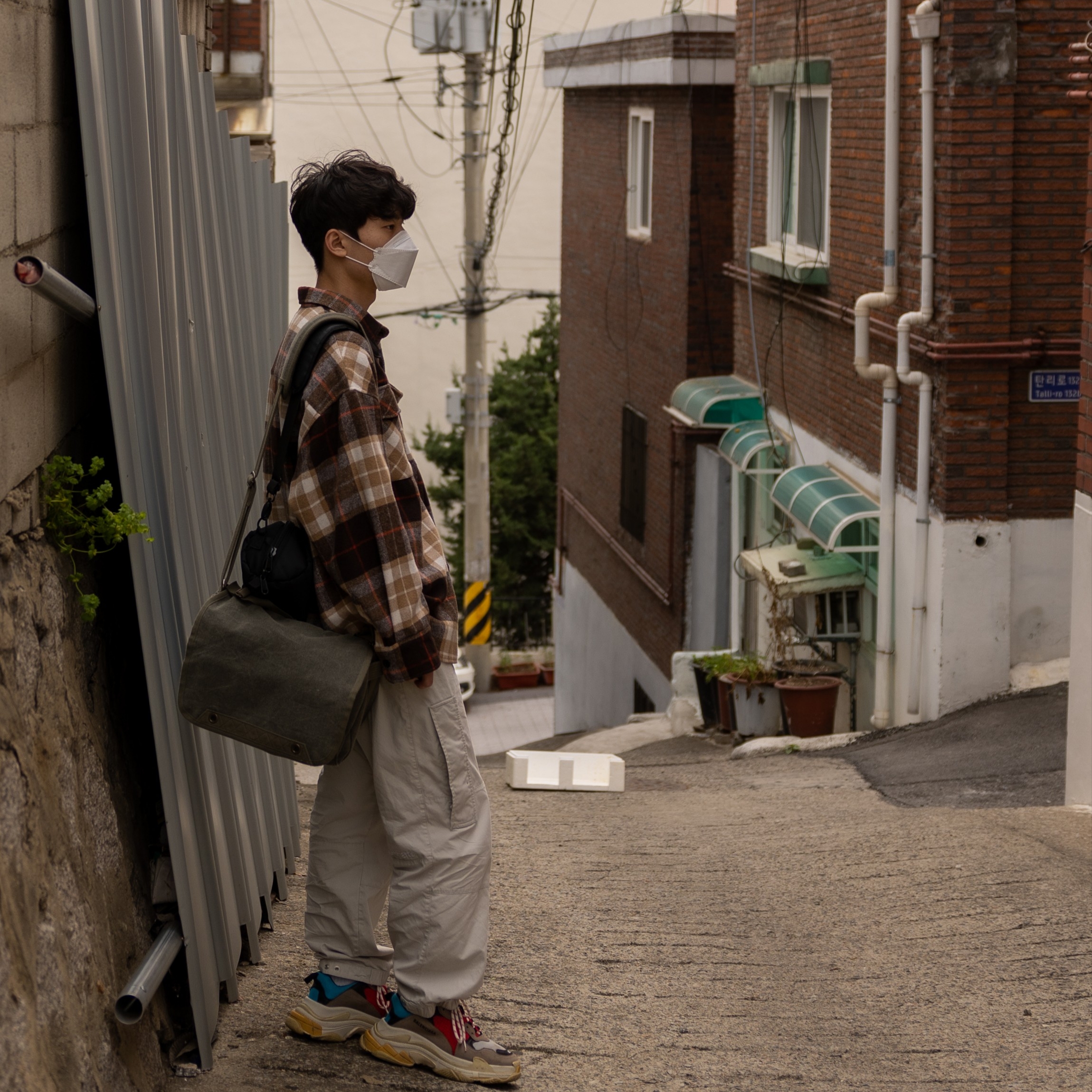 Balenciaga Triple S Grey Red Blue 2018 Reissue 착용 스타일