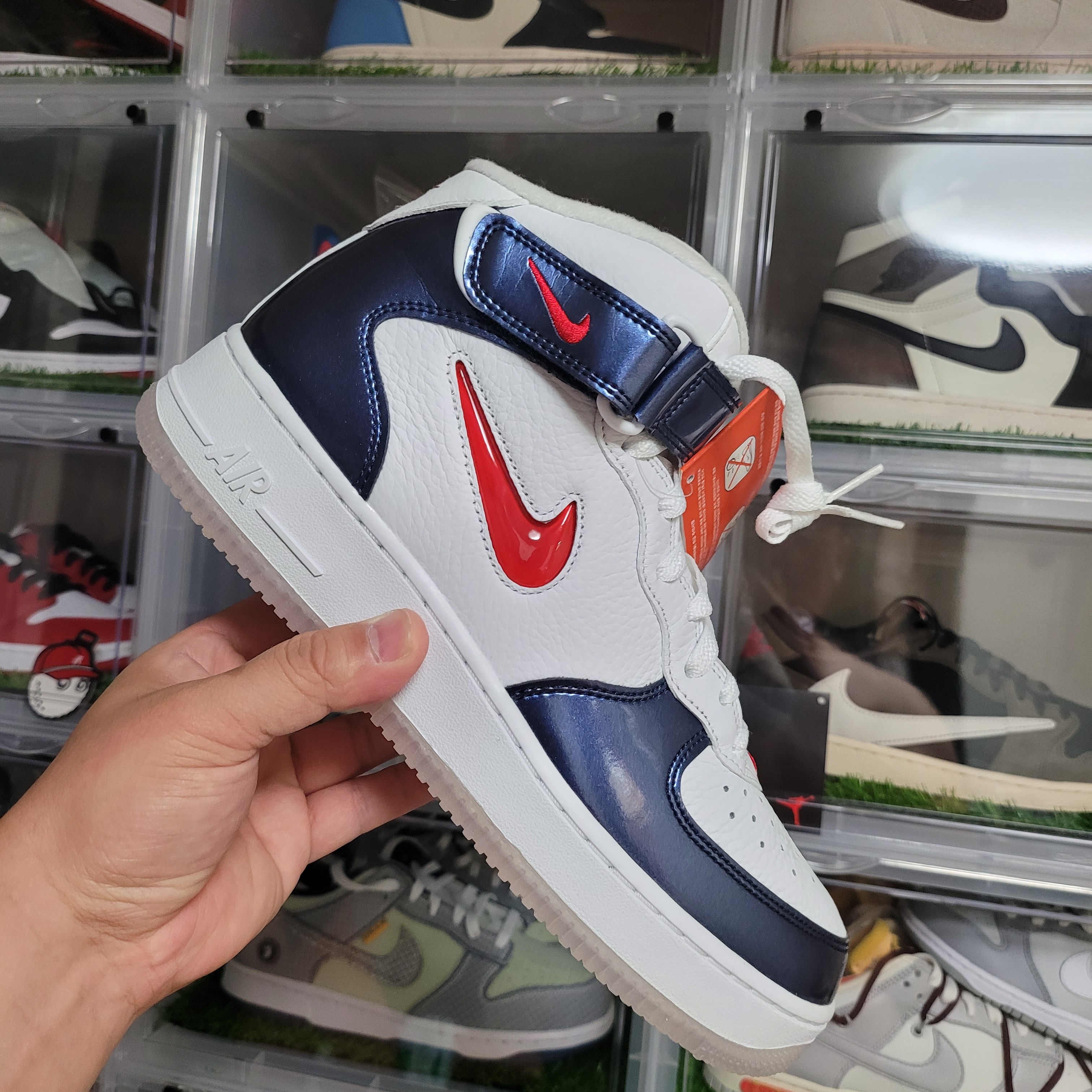 Nike Air Force 1 Mid QS University Red and Midnight Navy 착용 스타일 - 1