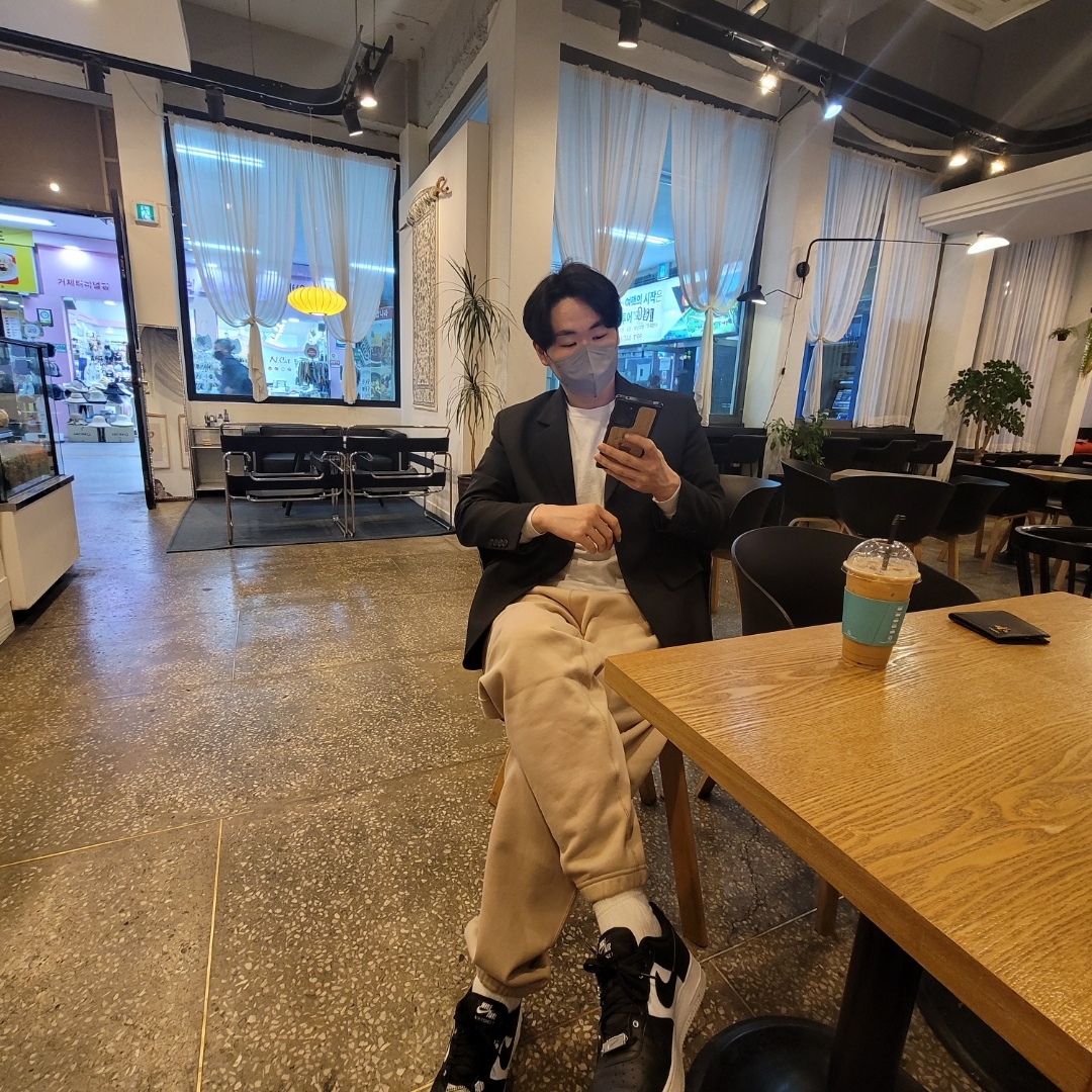 Nike x Billie Eilish NRG Fleece Pants Mushroom - Asia, Nike Air Force 1 '07 PRM Black White 착용 스타일