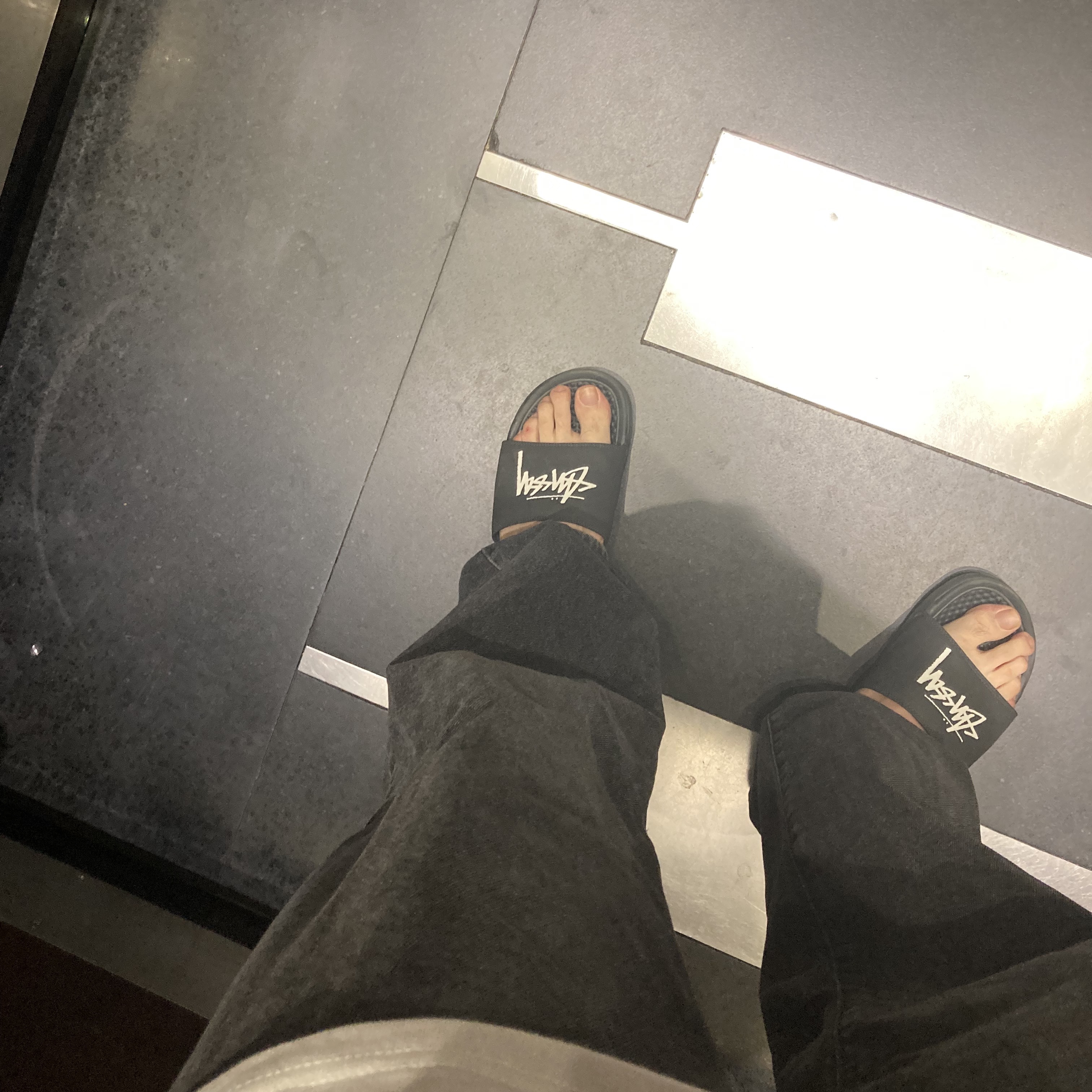 Nike x Stussy Benassi Slide Black, Nike x Stussy Benassi Slide Off Noir 착용 스타일