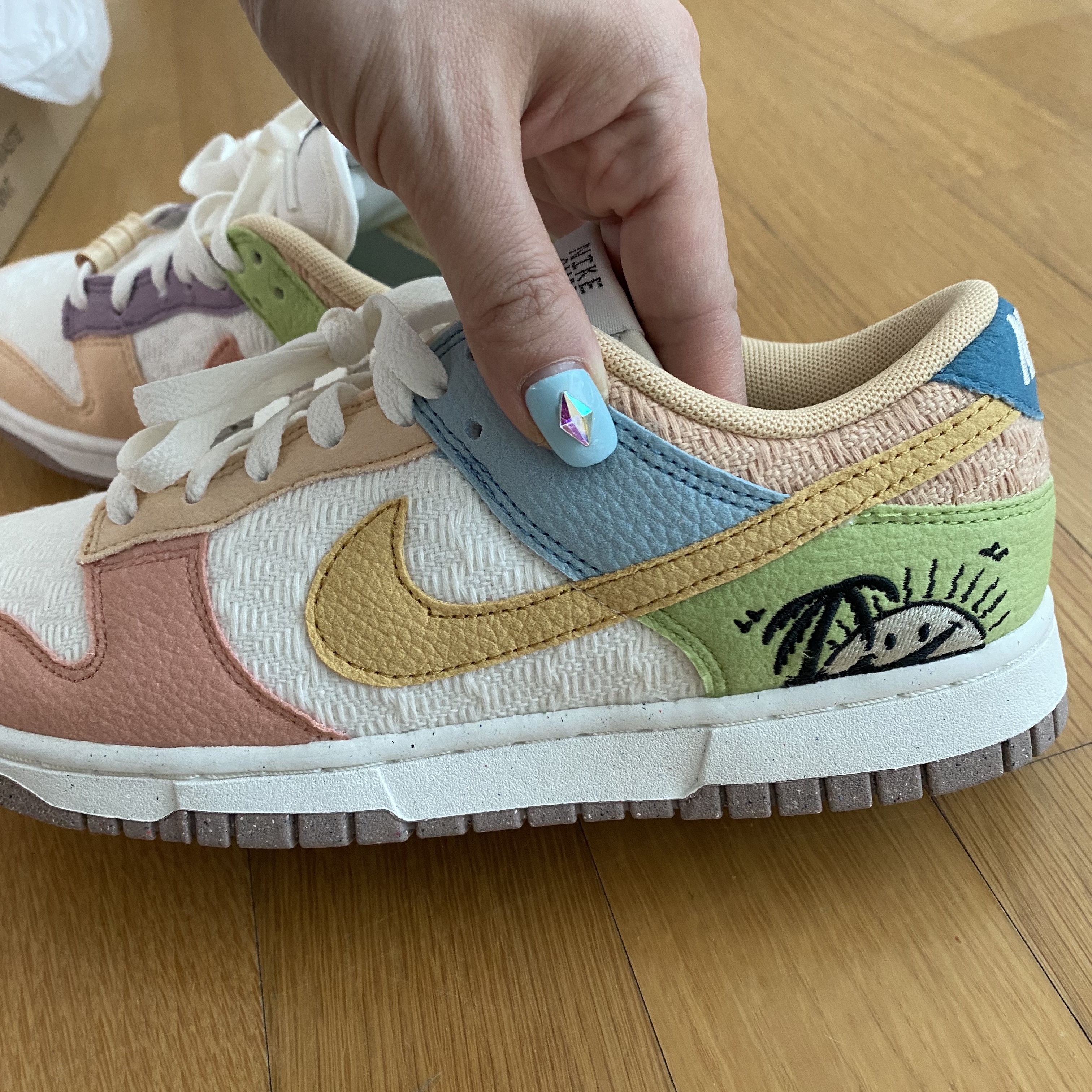 (W) Nike Dunk Low SE Sun Club Sanded Gold 착용 스타일 - 2