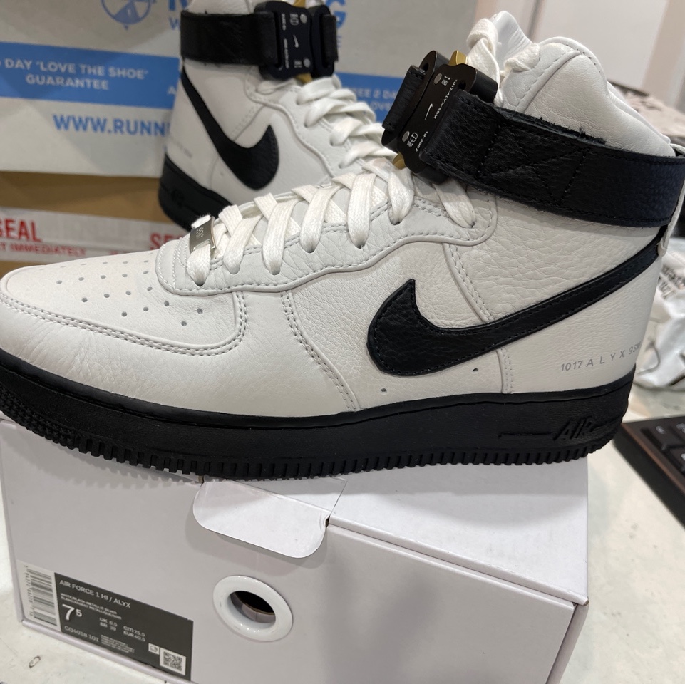 Nike x 1017 Alyx 9SM Air Force 1 High White Black 2020 착용 스타일 - 4