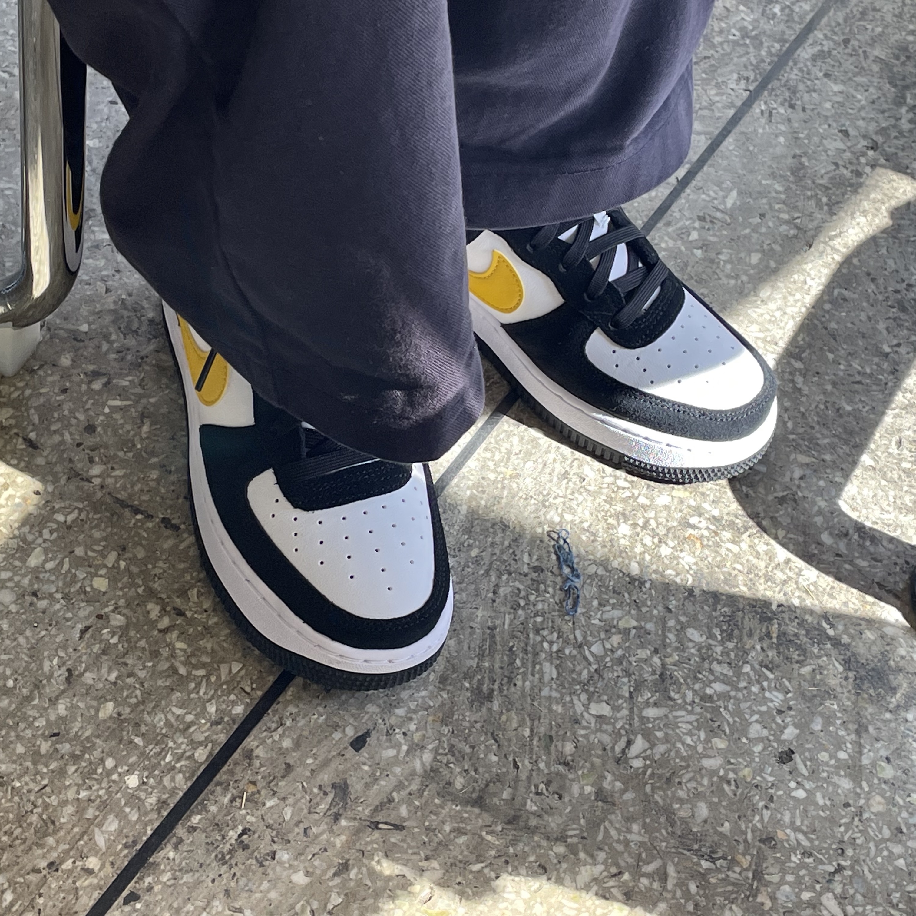 (GS) Nike Air Force 1 LV8 Athletic Club Black Dark Sulfur 착용 스타일 - 2