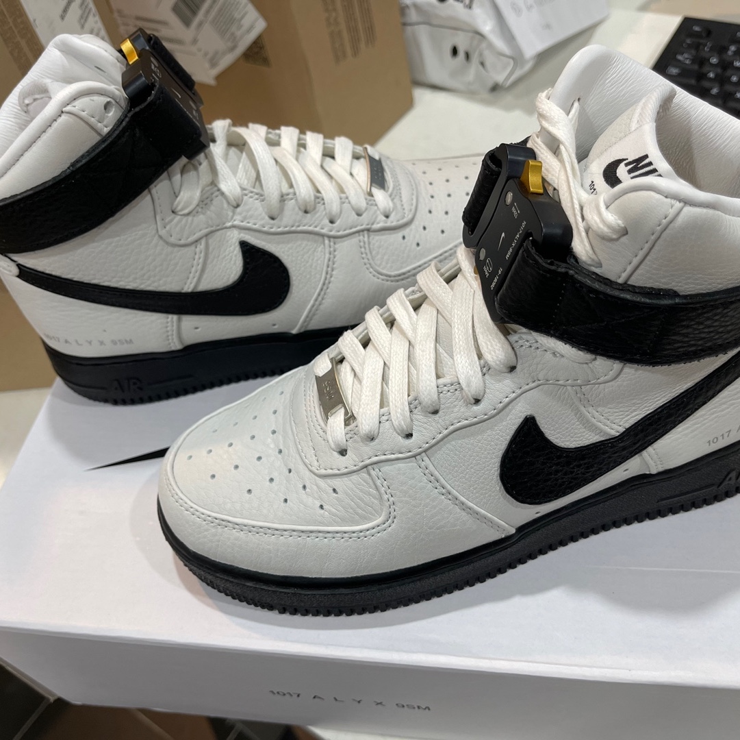 Nike x 1017 Alyx 9SM Air Force 1 High White Black 2020 착용 스타일 - 3