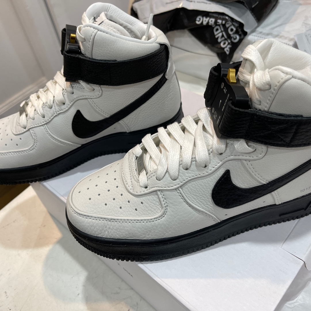Nike x 1017 Alyx 9SM Air Force 1 High White Black 2020 착용 스타일 - 1