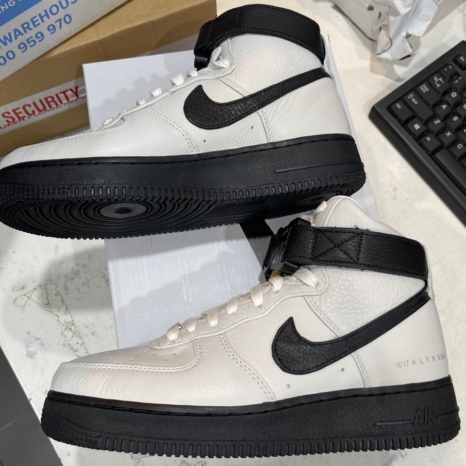 Nike x 1017 Alyx 9SM Air Force 1 High White Black 2020 착용 스타일 - 5