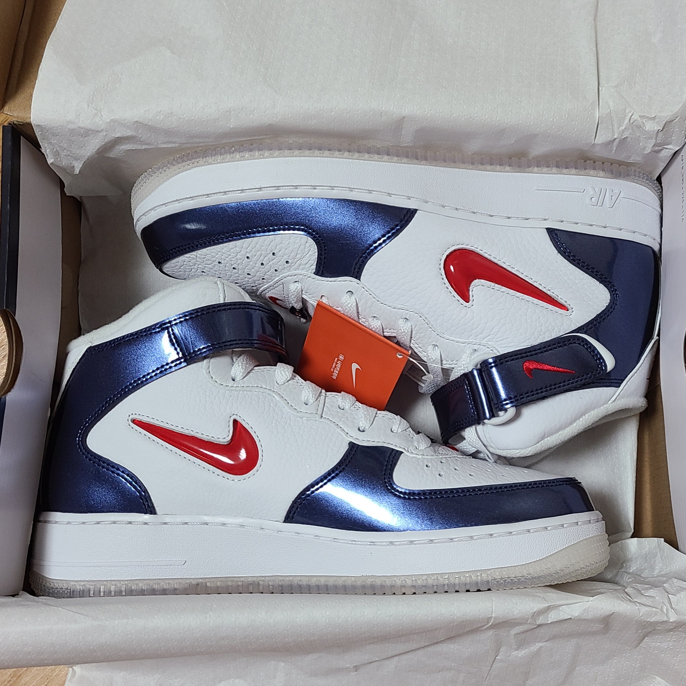 Nike Air Force 1 Mid QS University Red and Midnight Navy 착용 스타일