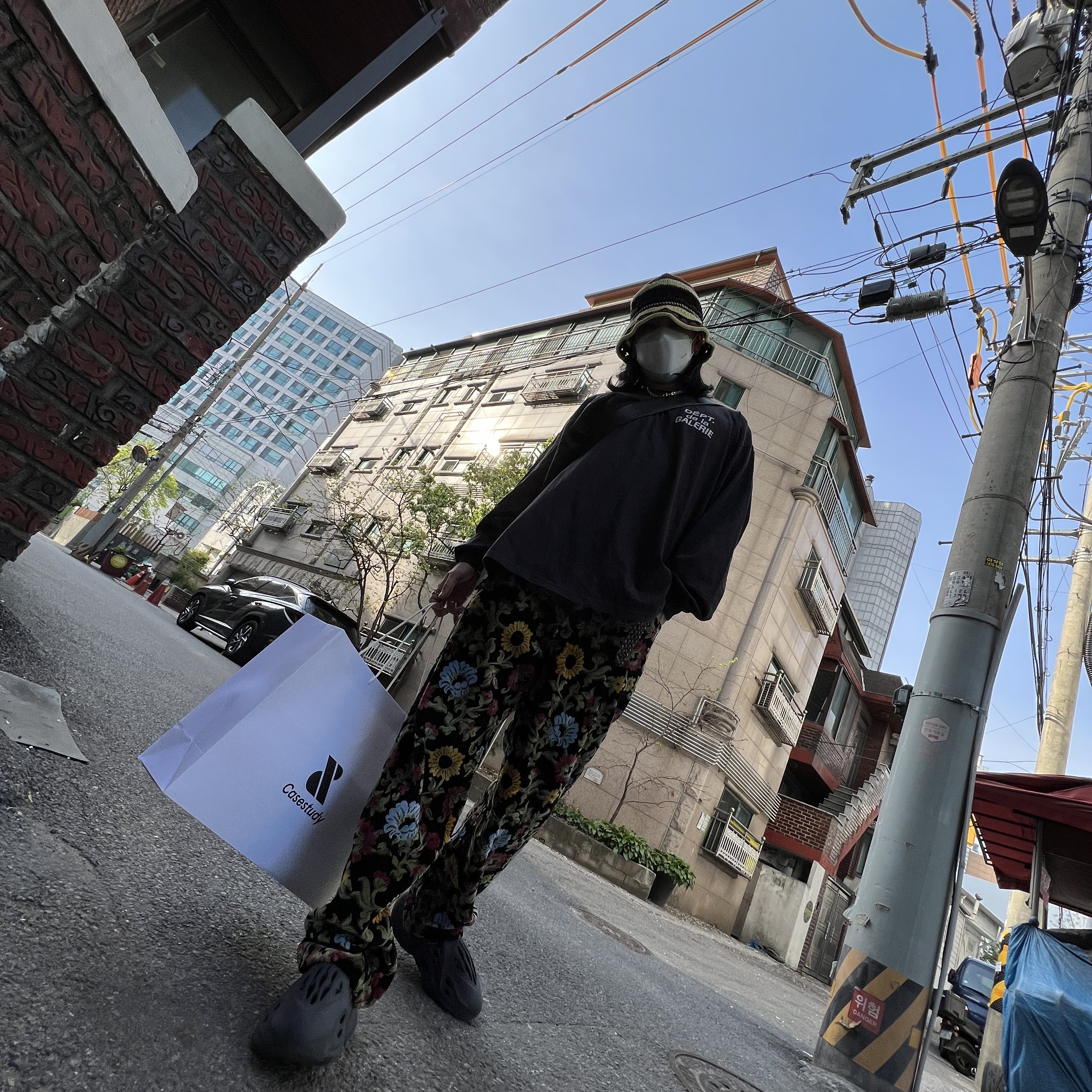 Adidas Yeezy Foam RNNR Mineral Blue, Stussy Floral Jacquard Big OL' Jean Black 착용 스타일 - 2