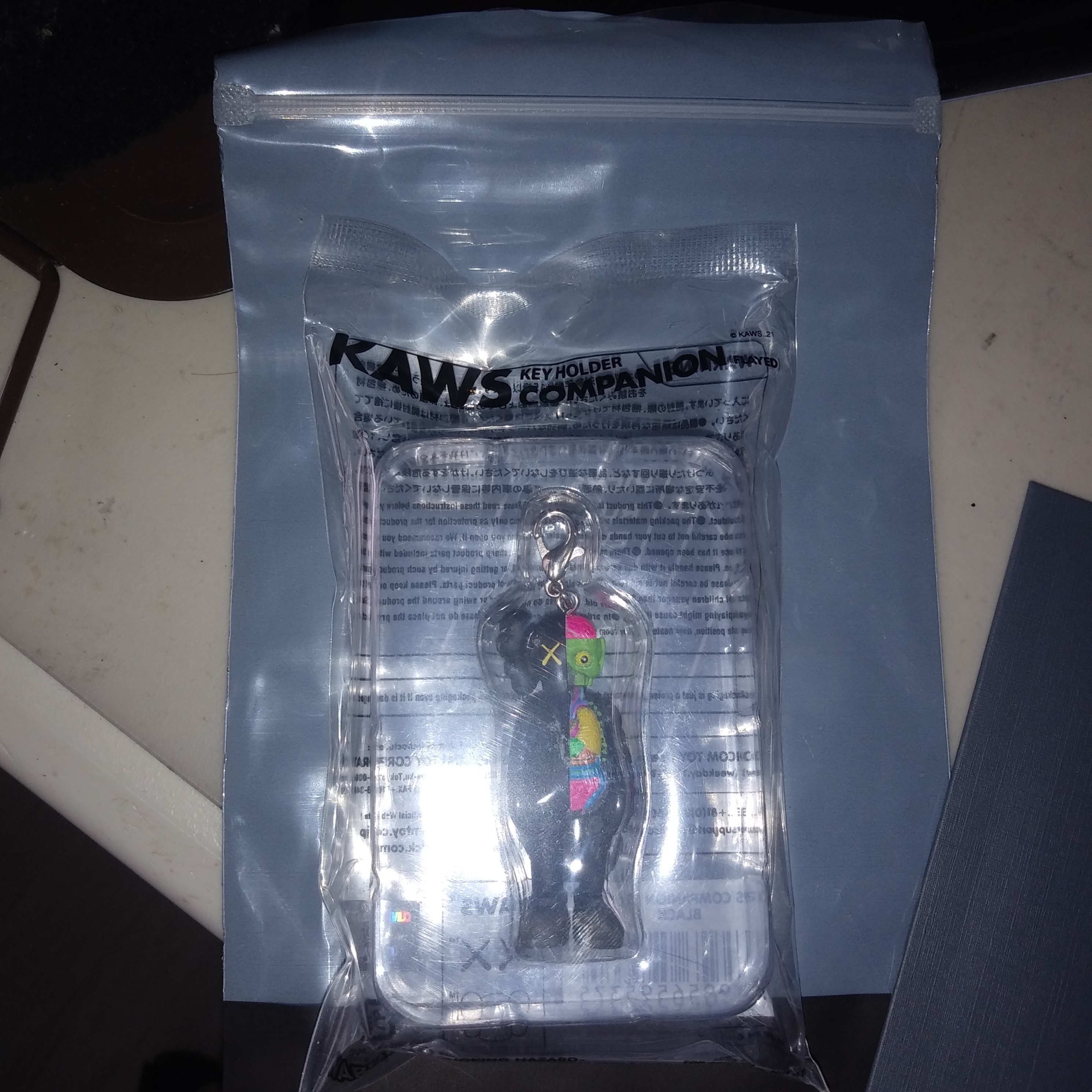Kaws Tokyo First Companion Flayed Keychain Black 착용 스타일 - 2