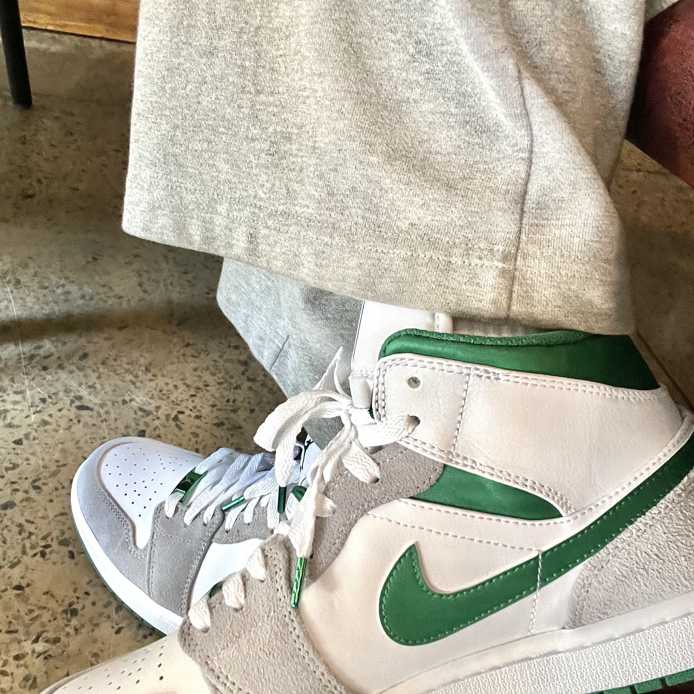 Jordan 1 Mid SE Pine Green Light Smoke Grey 착용 스타일 - 1