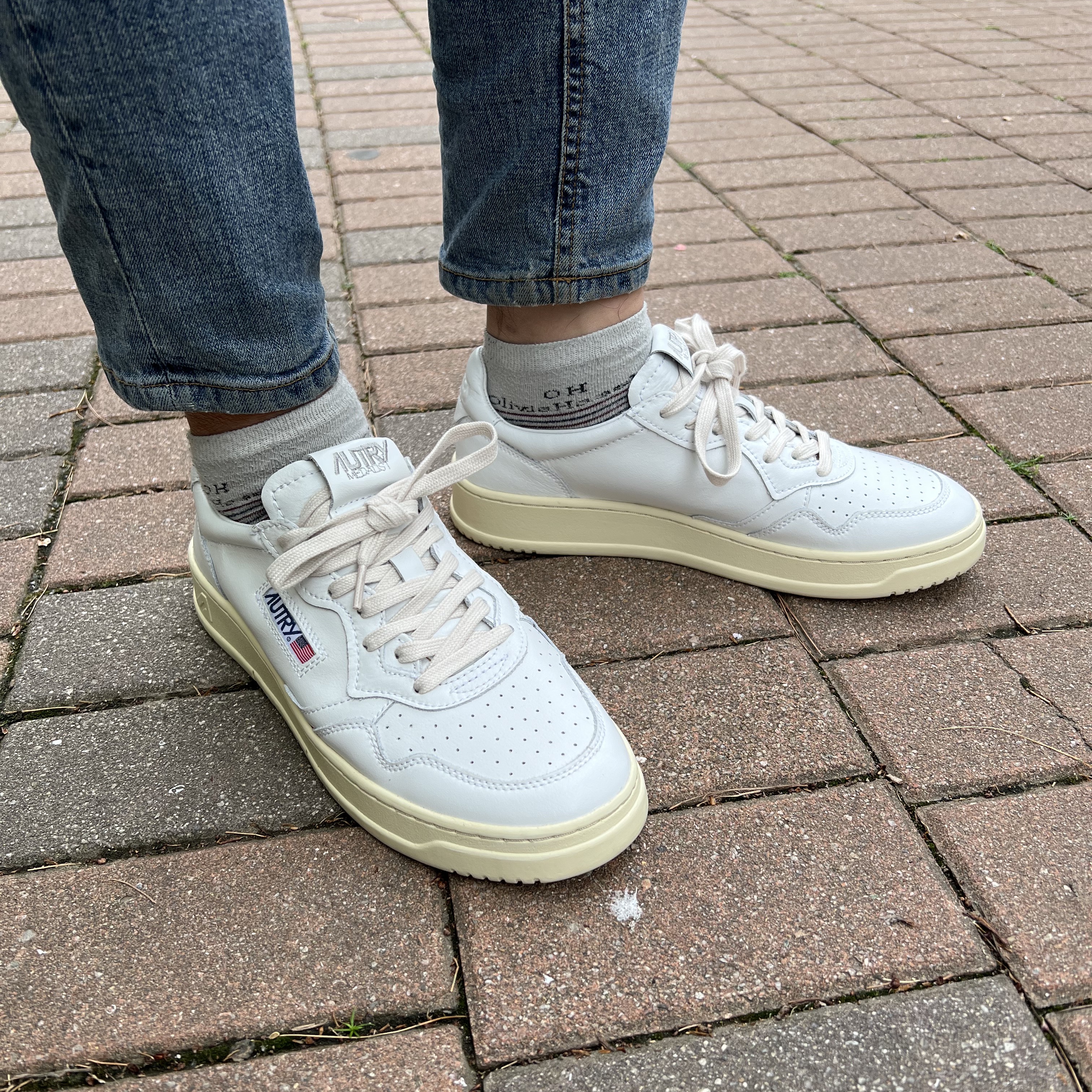 Autry Medalist Low Leather Sneakers White 착용 스타일 - 3