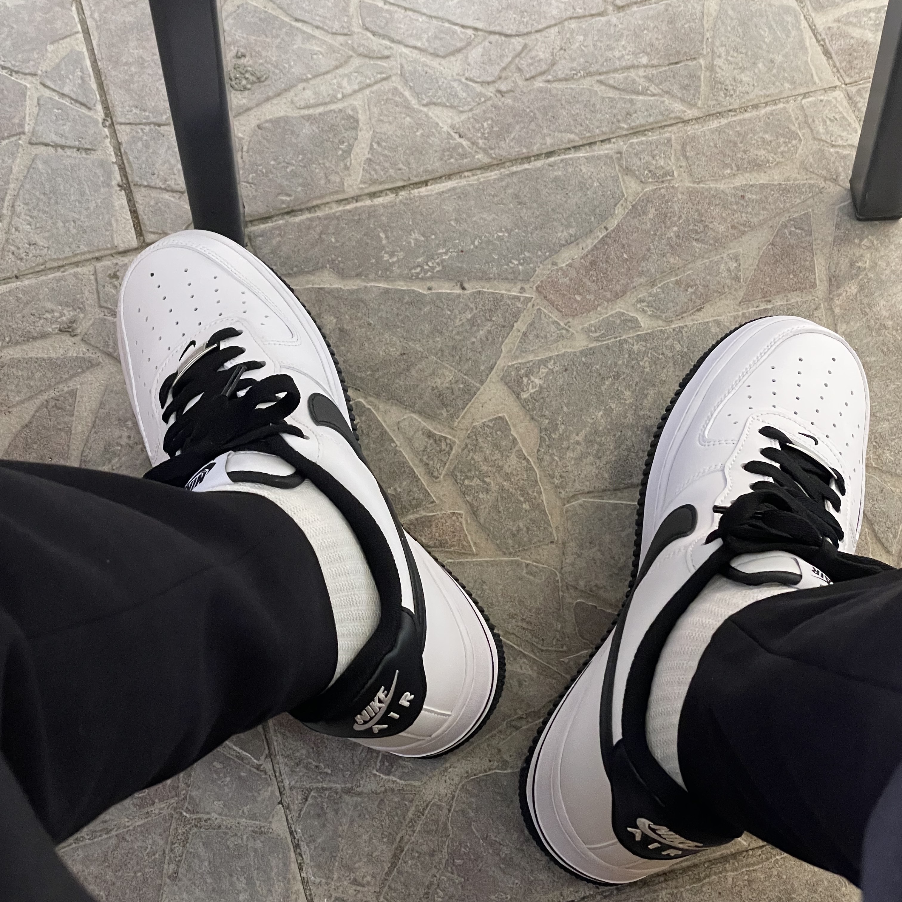 Nike Air Force 1 '07 White Black 착용 스타일 - 1