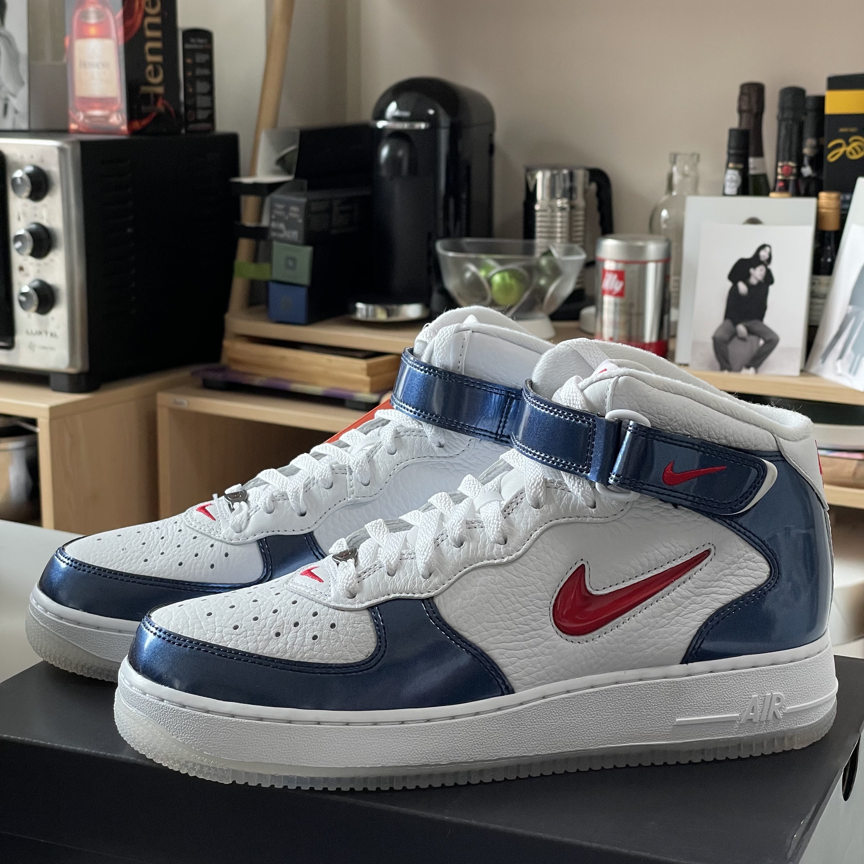 Nike Air Force 1 Mid QS University Red and Midnight Navy 착용 스타일 - 1