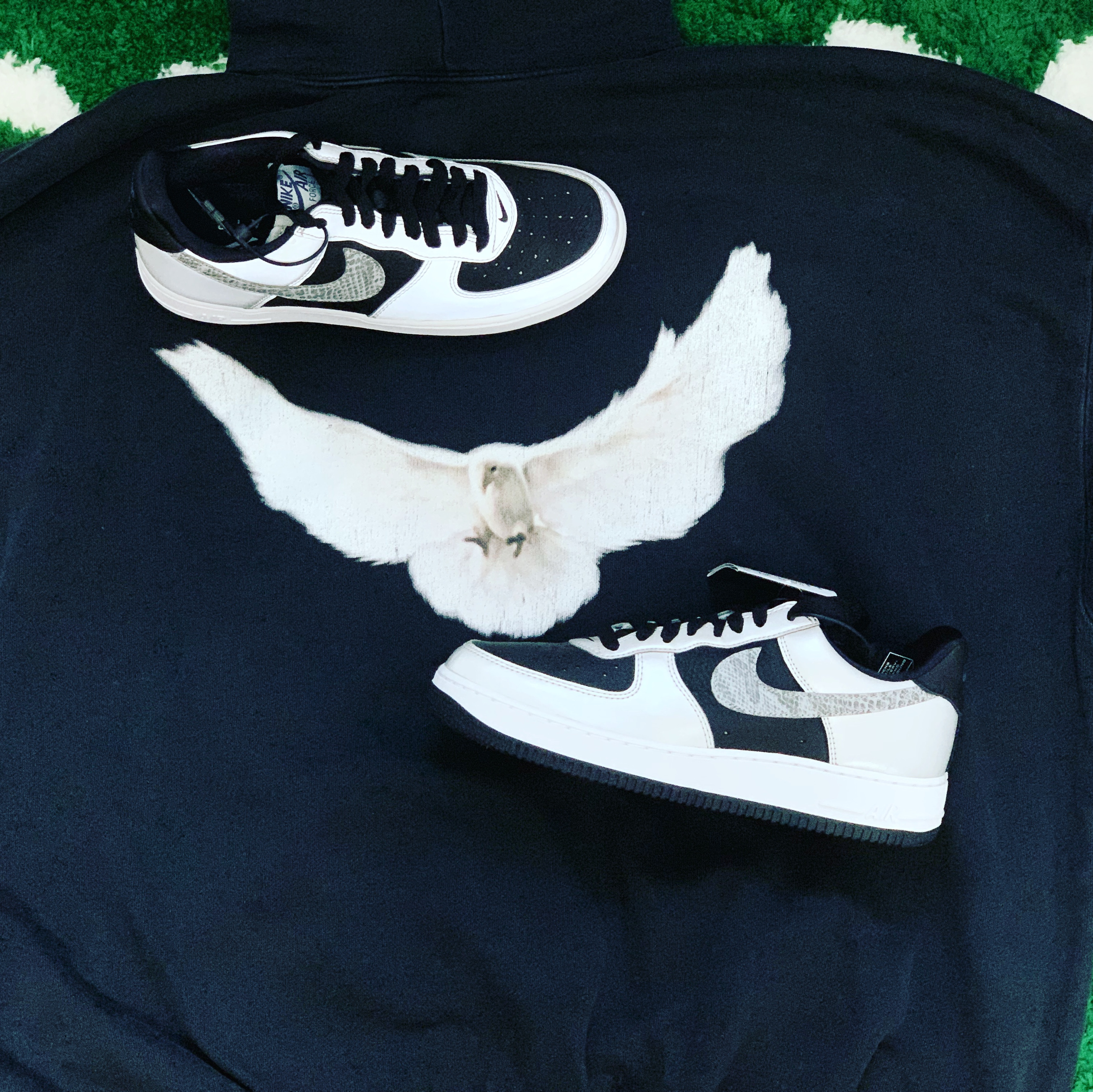 Yeezy Gap Engineered By Balenciaga Dove Hoodie Washed Black, Nike Air Force 1 B Silver Snake 착용 스타일