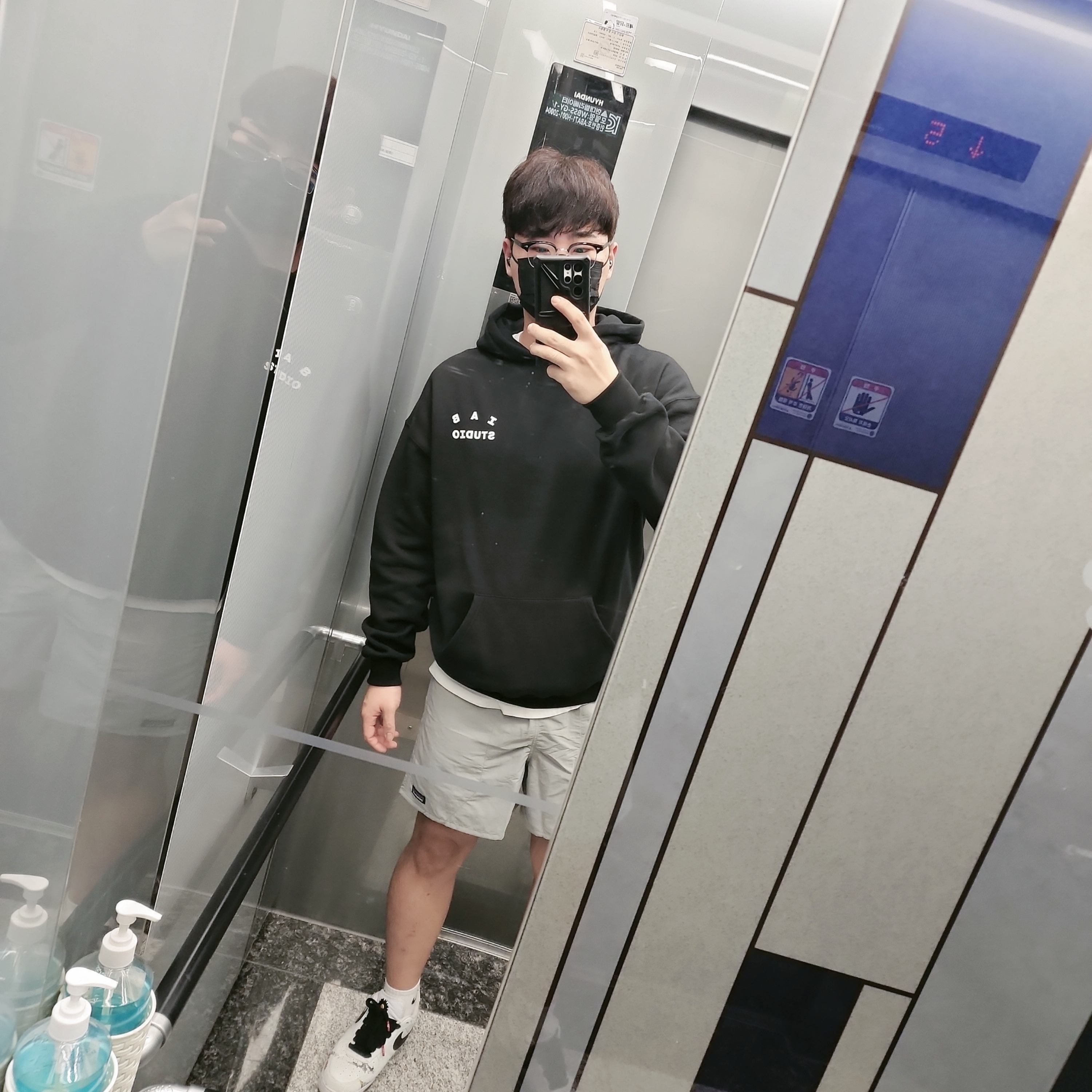 Nike x Peaceminusone Air Force 1 Low Para-Noise 2.0, IAB Studio Hoodie Black White 착용 스타일