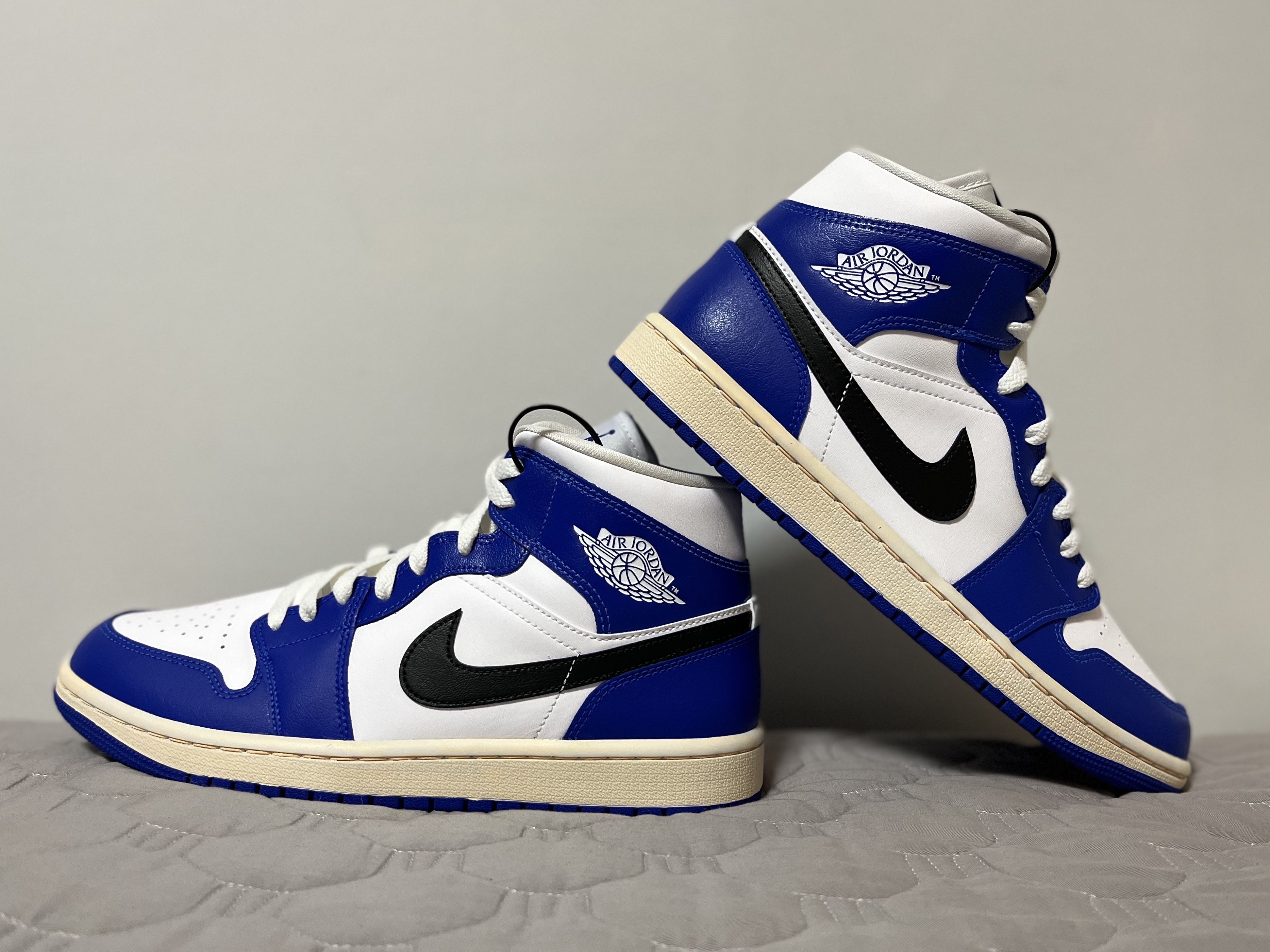 (W) Jordan 1 Mid White Hyper Royal, Jordan 1 Low Hyper Royal 착용 스타일 - 2