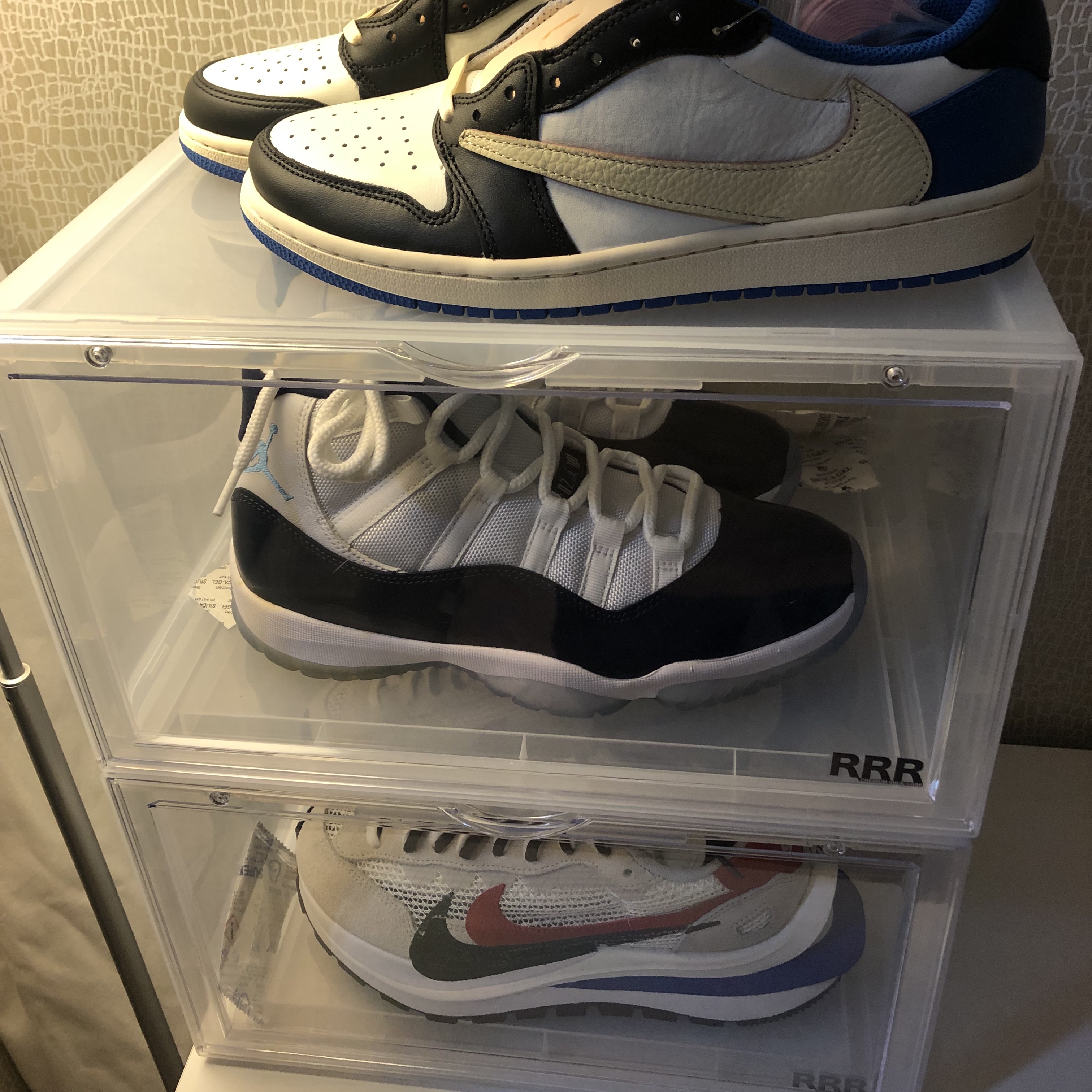 Jordan 1 x Travis Scott x Fragment Retro Low OG SP Military Blue, Nike x Sacai VaporWaffle Royal Fuchsia 착용 스타일