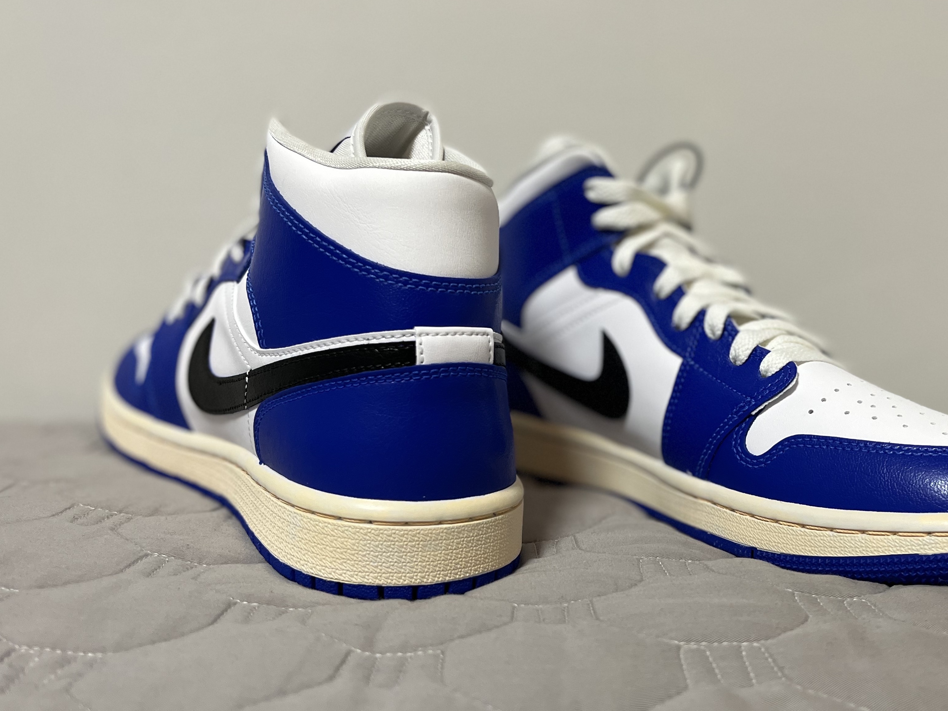 (W) Jordan 1 Mid White Hyper Royal, Jordan 1 Low Hyper Royal 착용 스타일 - 3
