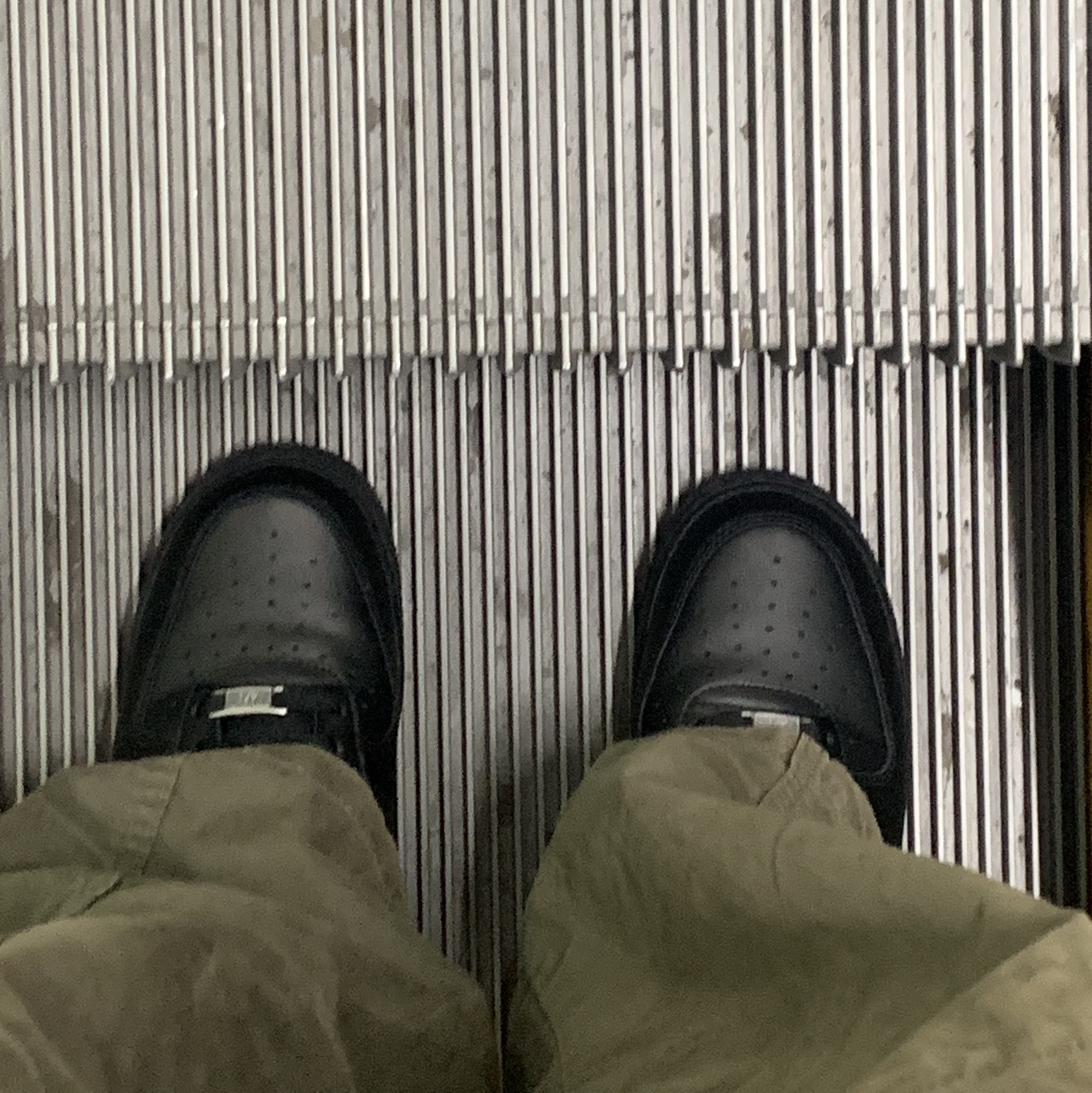 Nike Air Force 1 '07 Low Triple Black 착용 스타일 - 2