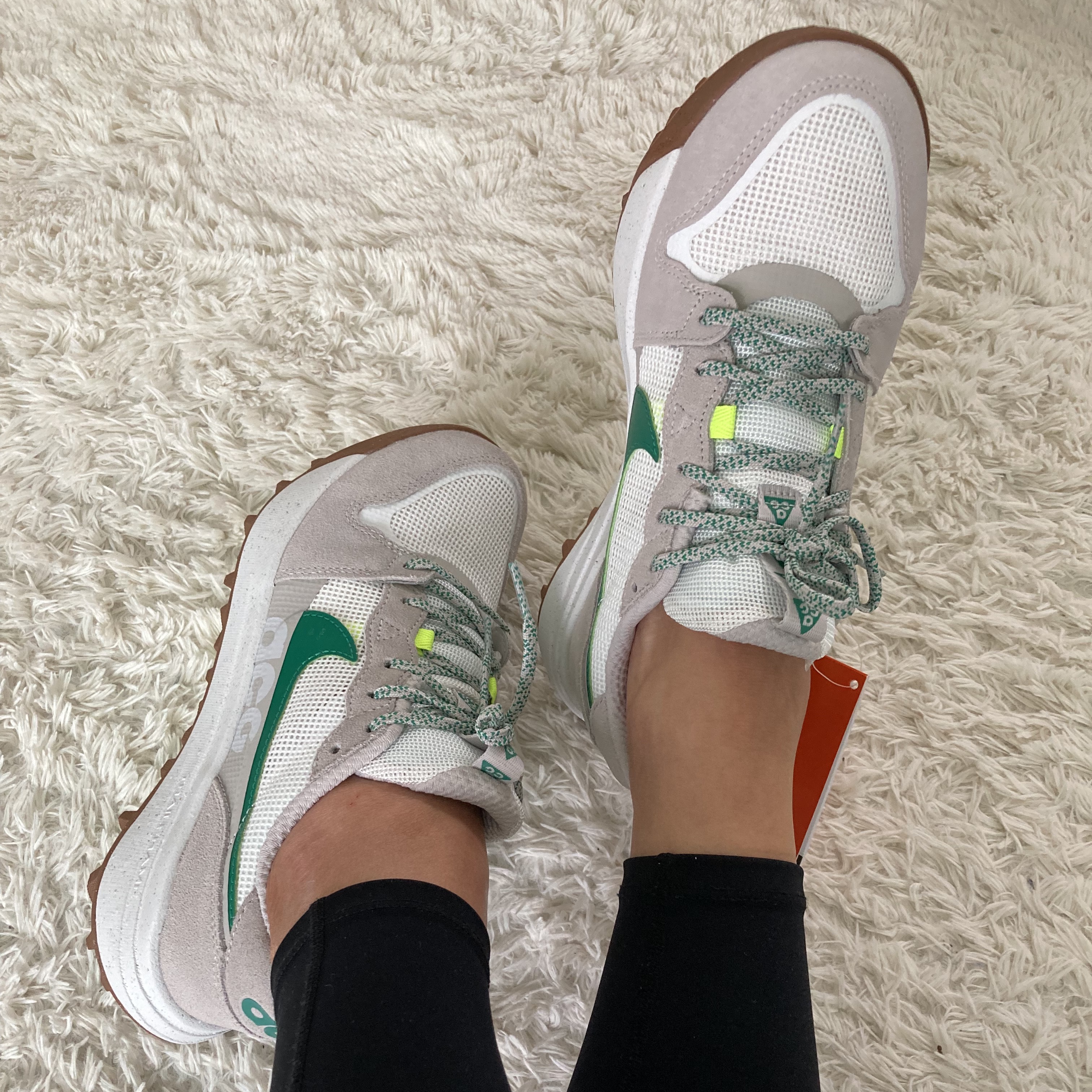 Nike ACG Lowcate Light Iron Ore 착용 스타일