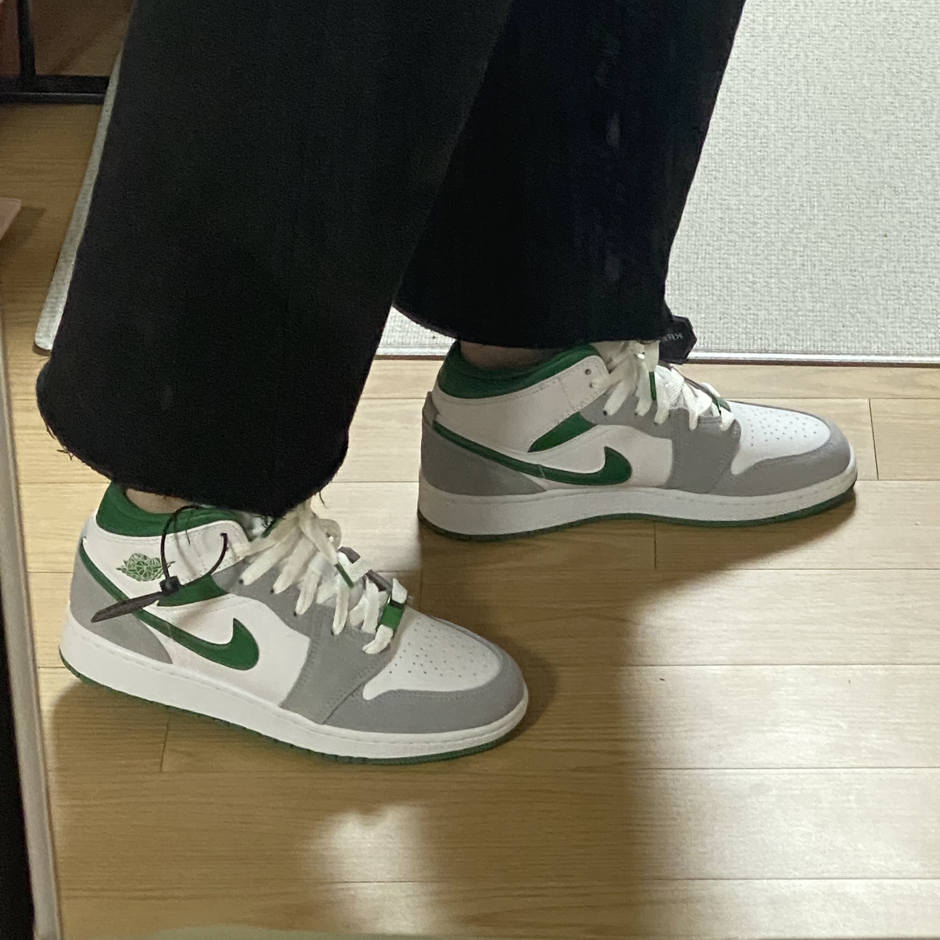 (GS) Jordan 1 Mid SE Pine Green Light Smoke Grey, Jordan 1 Mid SE Pine Green Light Smoke Grey 착용 스타일 - 2
