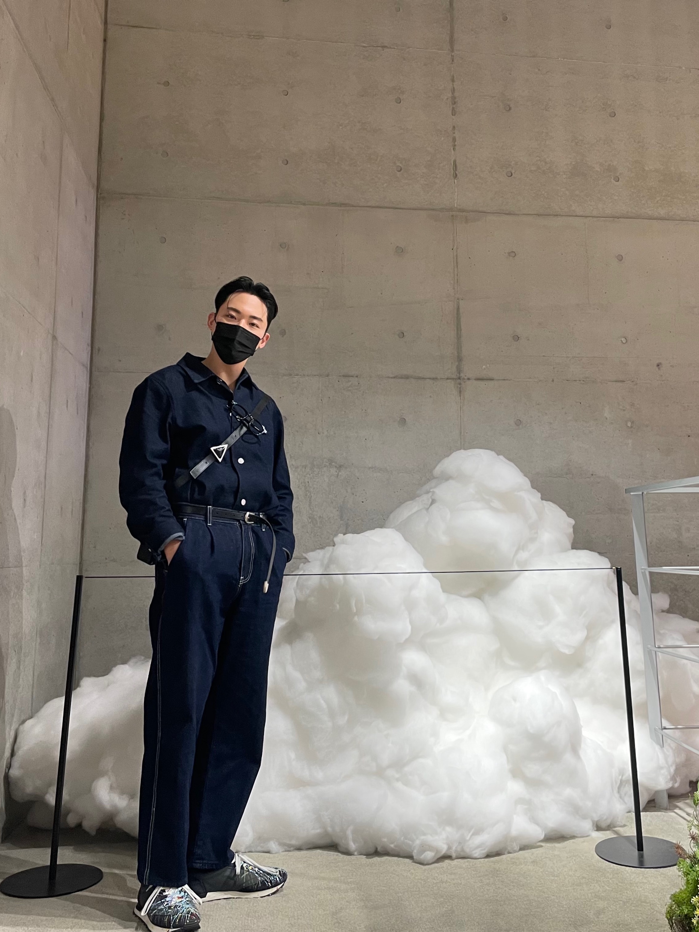 Bottega Veneta Leather Cassette Black, Maison Margiela Replica Paint Runners Blue 착용 스타일 - 2