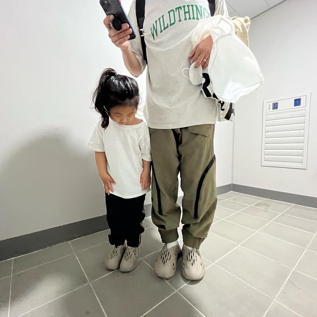 Adidas Yeezy Foam RNNR Stone Sage, (Kids) Adidas Yeezy Foam RNNR Stone Sage 착용 스타일 - 2