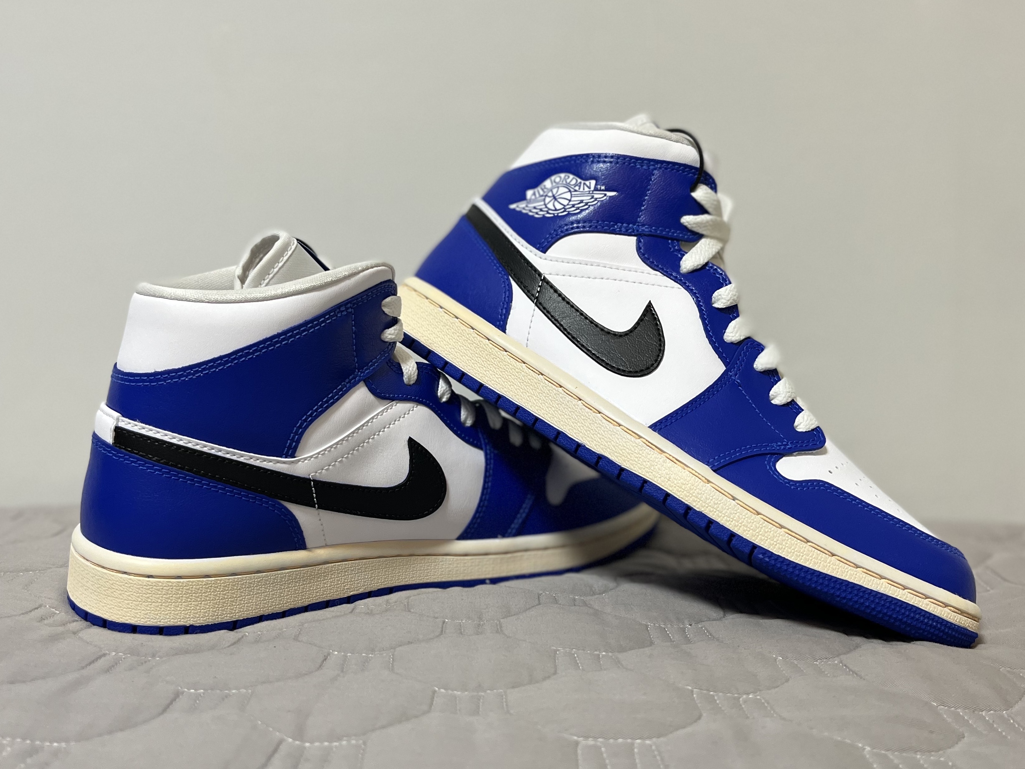 (W) Jordan 1 Mid White Hyper Royal, Jordan 1 Low Hyper Royal 착용 스타일 - 1