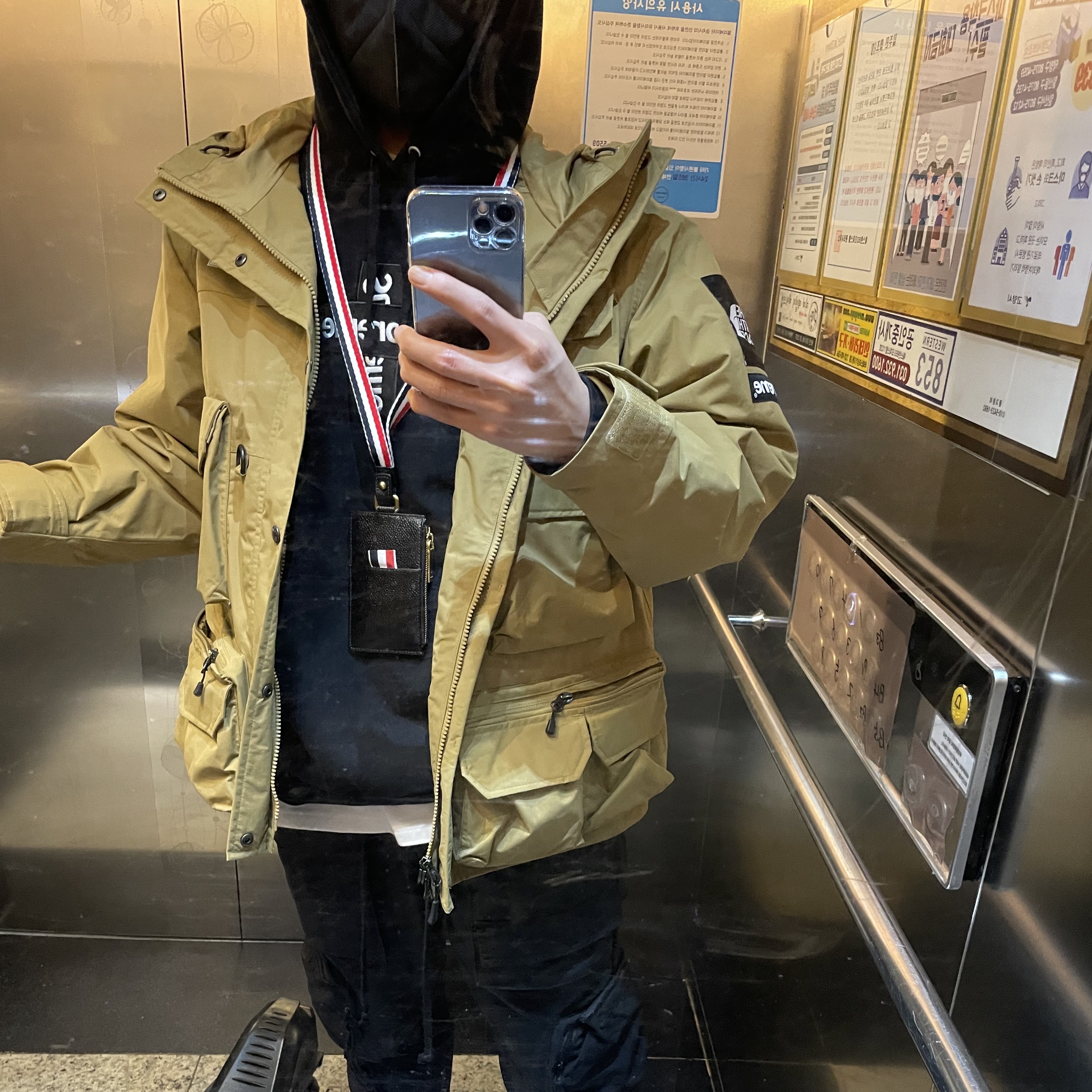 Supreme Cross Box Logo Hooded Sweatshirt Black - 20FW, Supreme x The North Face Cargo Jacket Gold - 20SS 착용 스타일