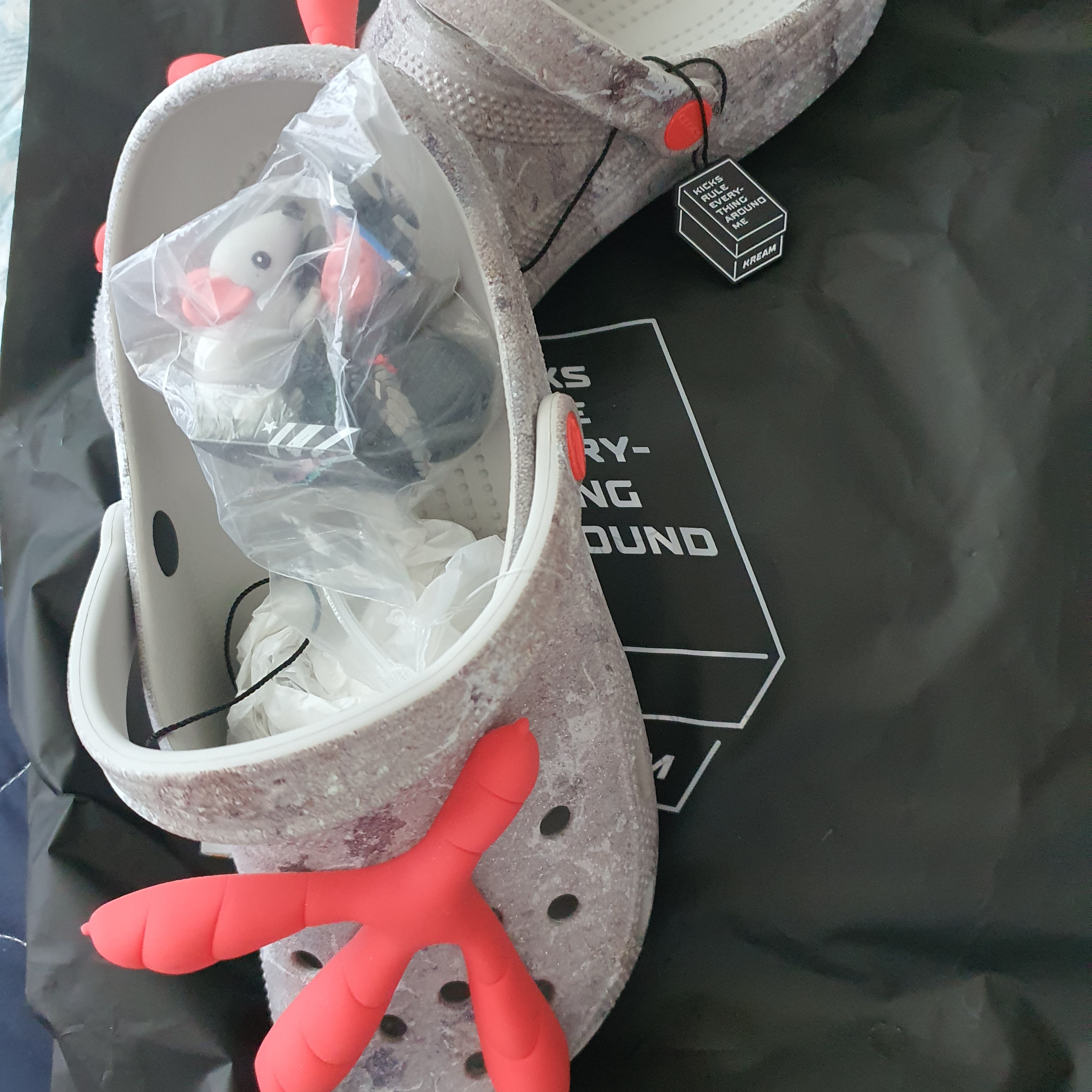 Crocs x Staple Classic Clog Grey Red 착용 스타일 - 1