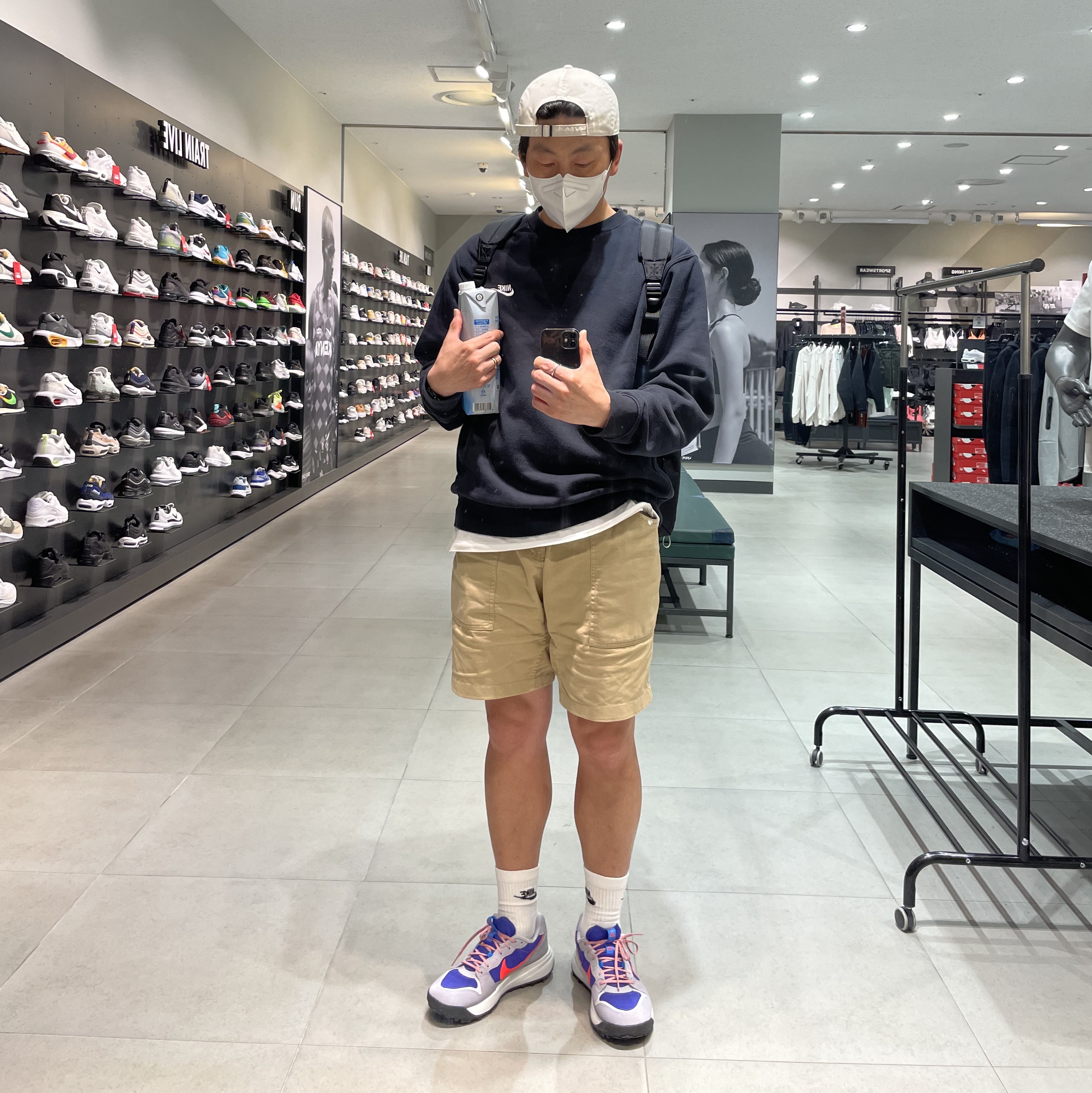 Nike ACG Lowcate Wolf Grey and Bright Crimson 착용 스타일