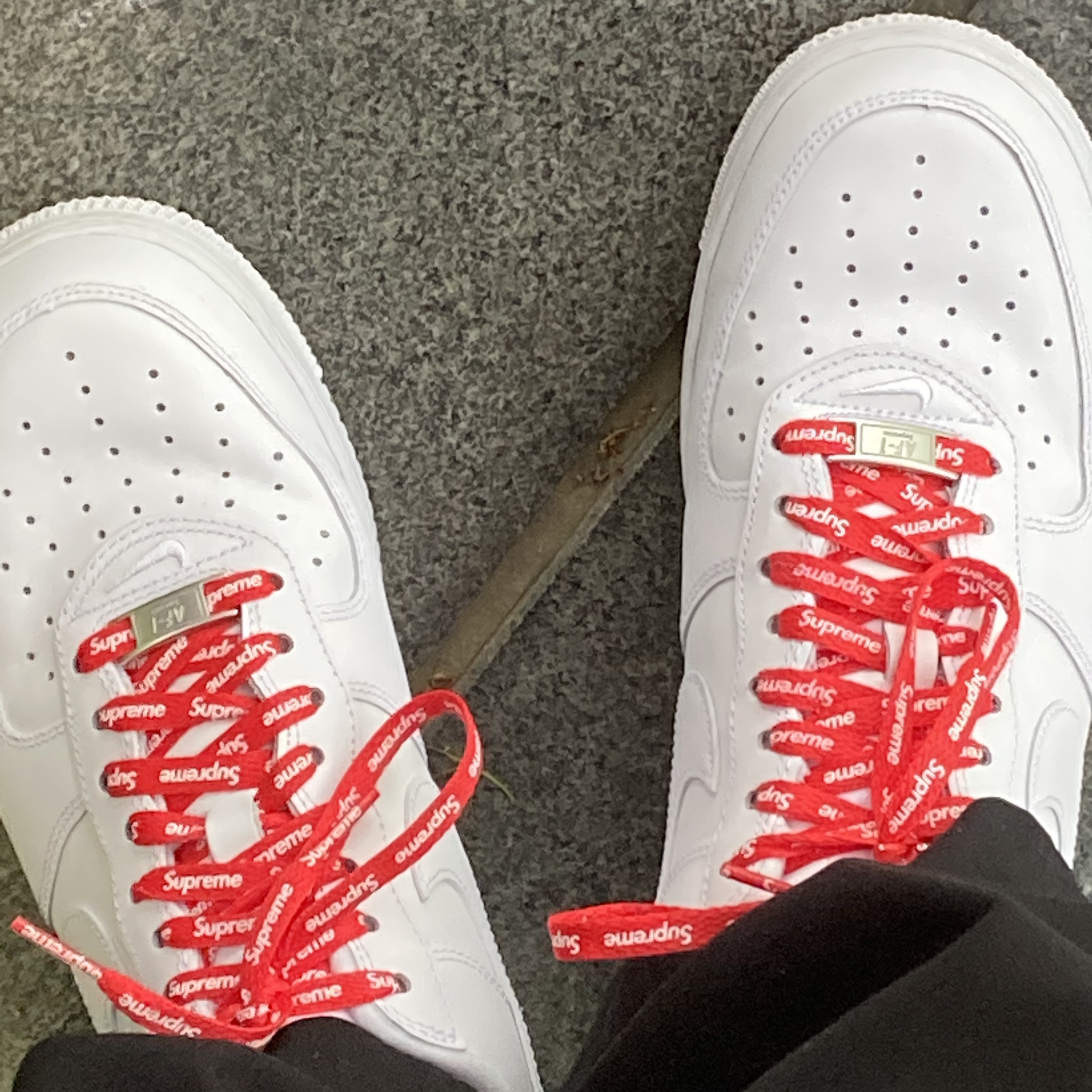 Nike x Supreme Air Force 1 Low White 착용 스타일