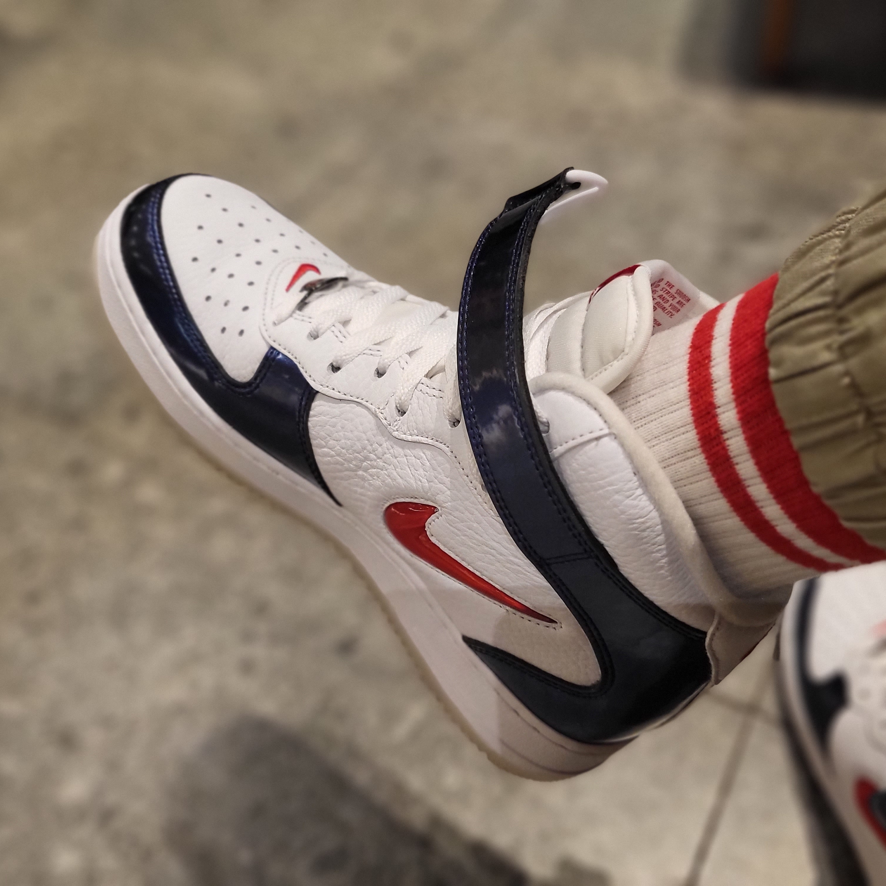 Nike Air Force 1 Mid QS University Red and Midnight Navy 착용 스타일