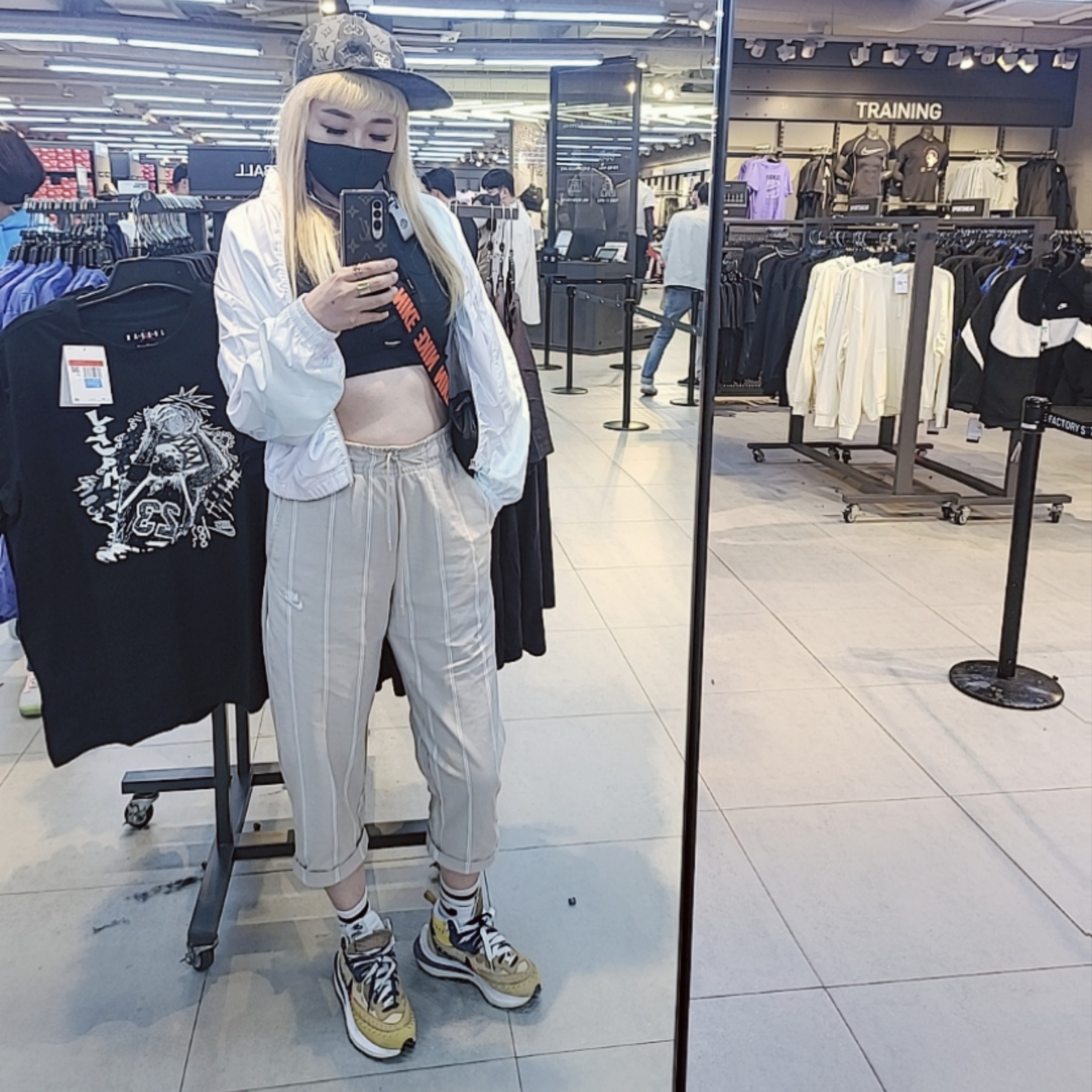 Nike x Sacai x Jean Paul Gaultier VaporWaffle Sesame Blue Void, Louis Vuitton x Nigo LV Made Stripe Hat Gray 착용 스타일 - 2