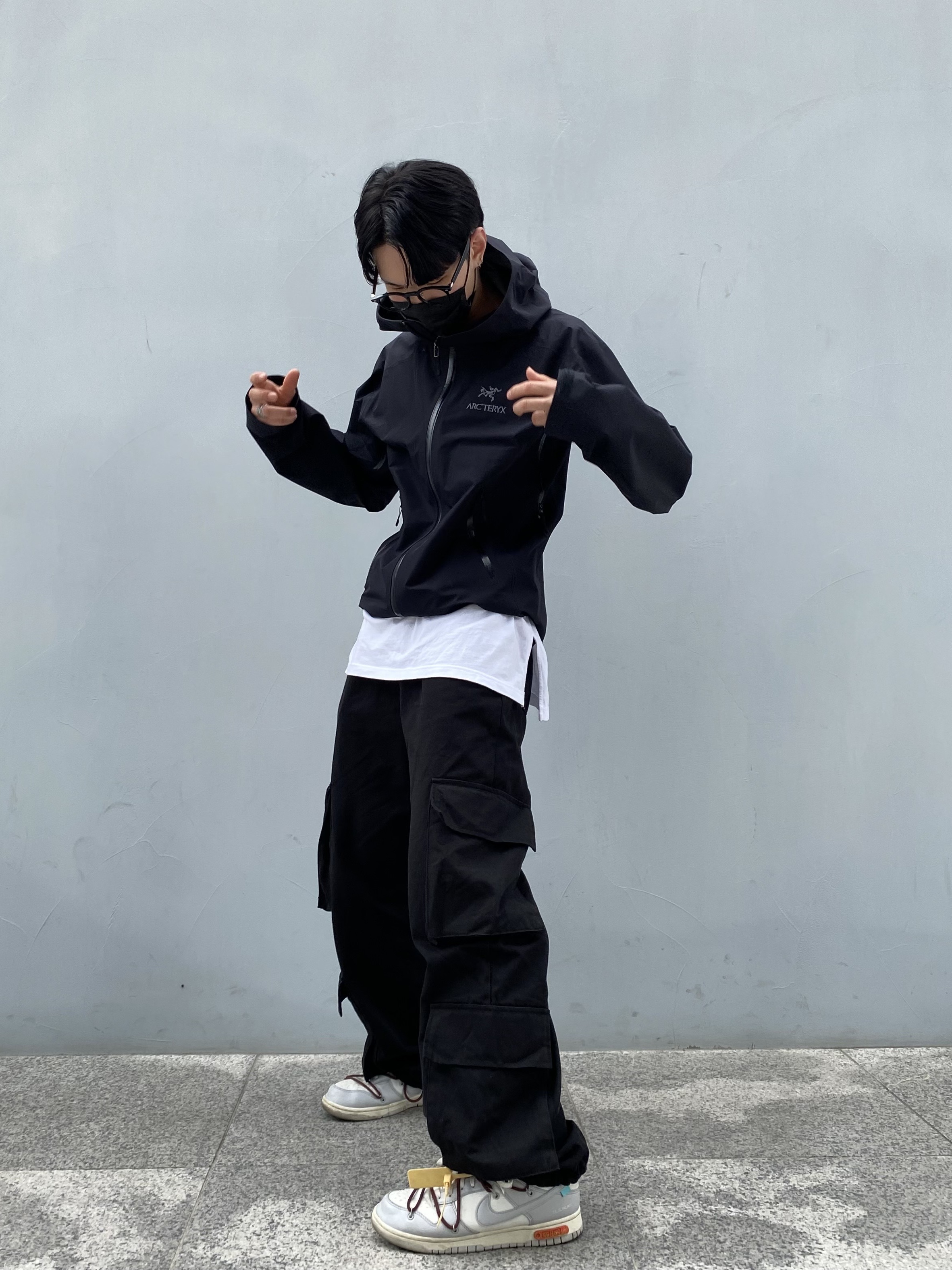 Arc'teryx Beta LT Jacket Black, Nike x Off-White Dunk Low The 50 - Lot 46 착용 스타일