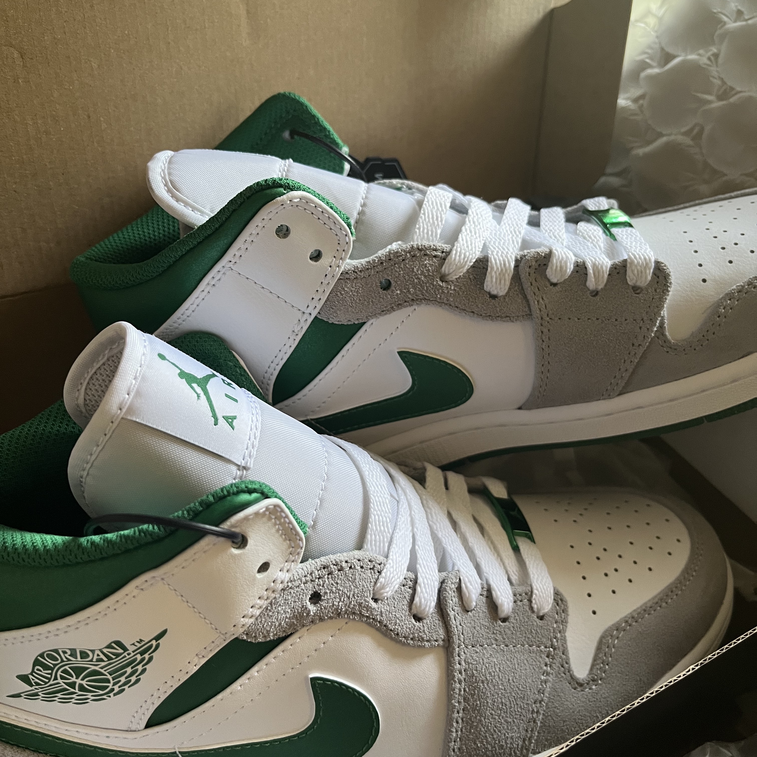 Jordan 1 Mid SE Pine Green Light Smoke Grey 착용 스타일 - 2