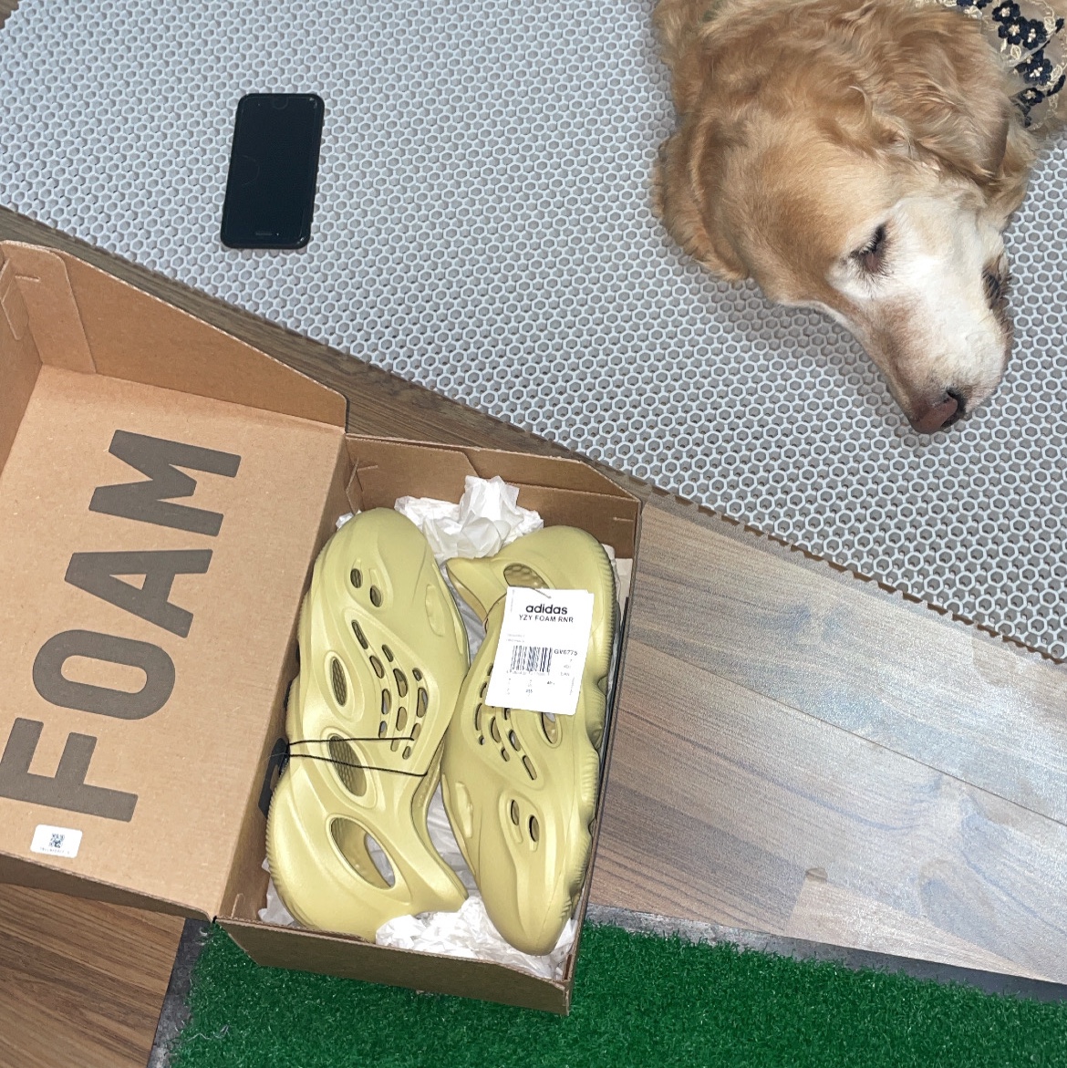 Adidas Yeezy Foam RNNR Sulfur 착용 스타일 - 2