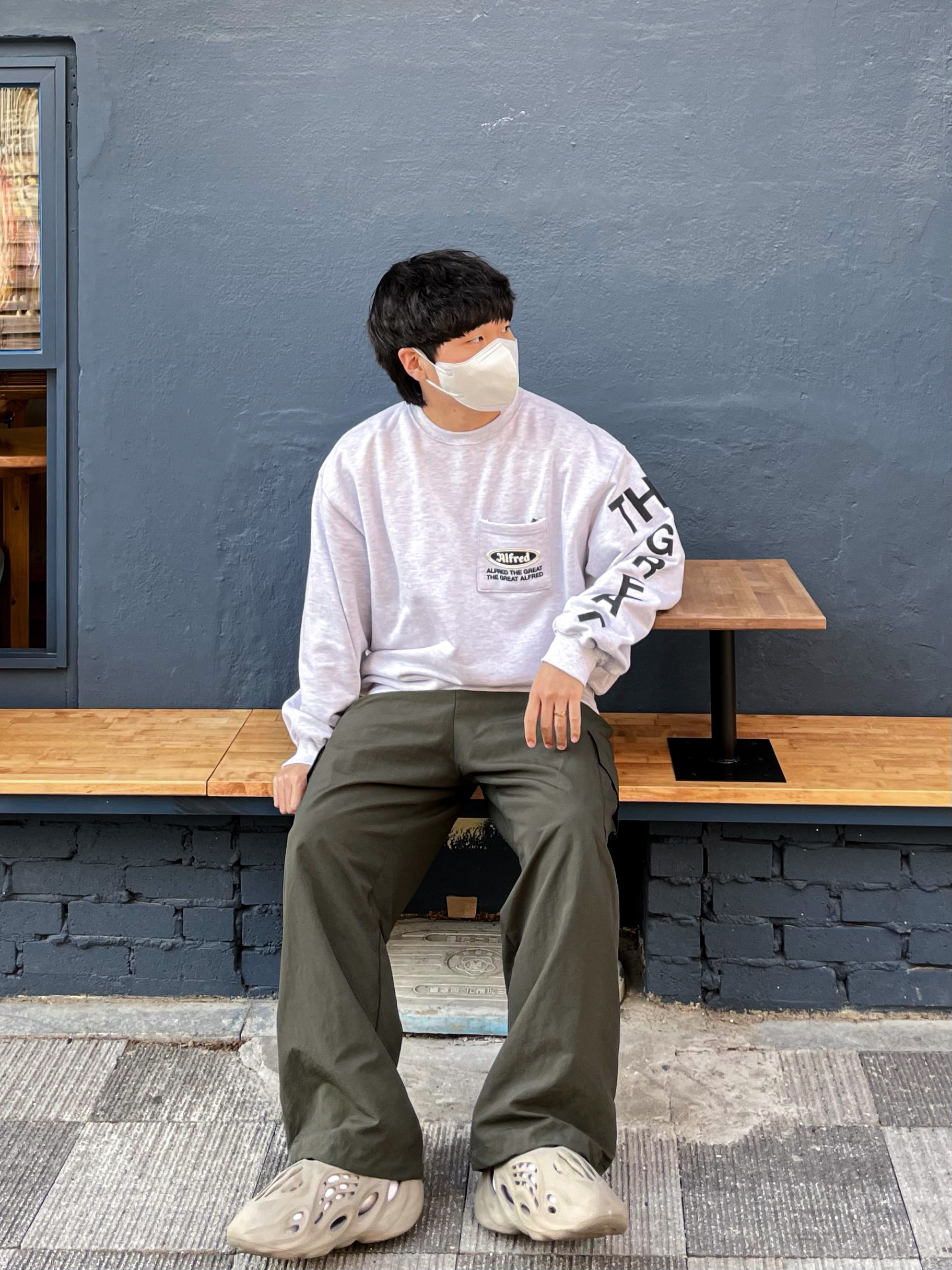 Adidas Yeezy Foam RNNR Stone Sage 착용 스타일 - 3