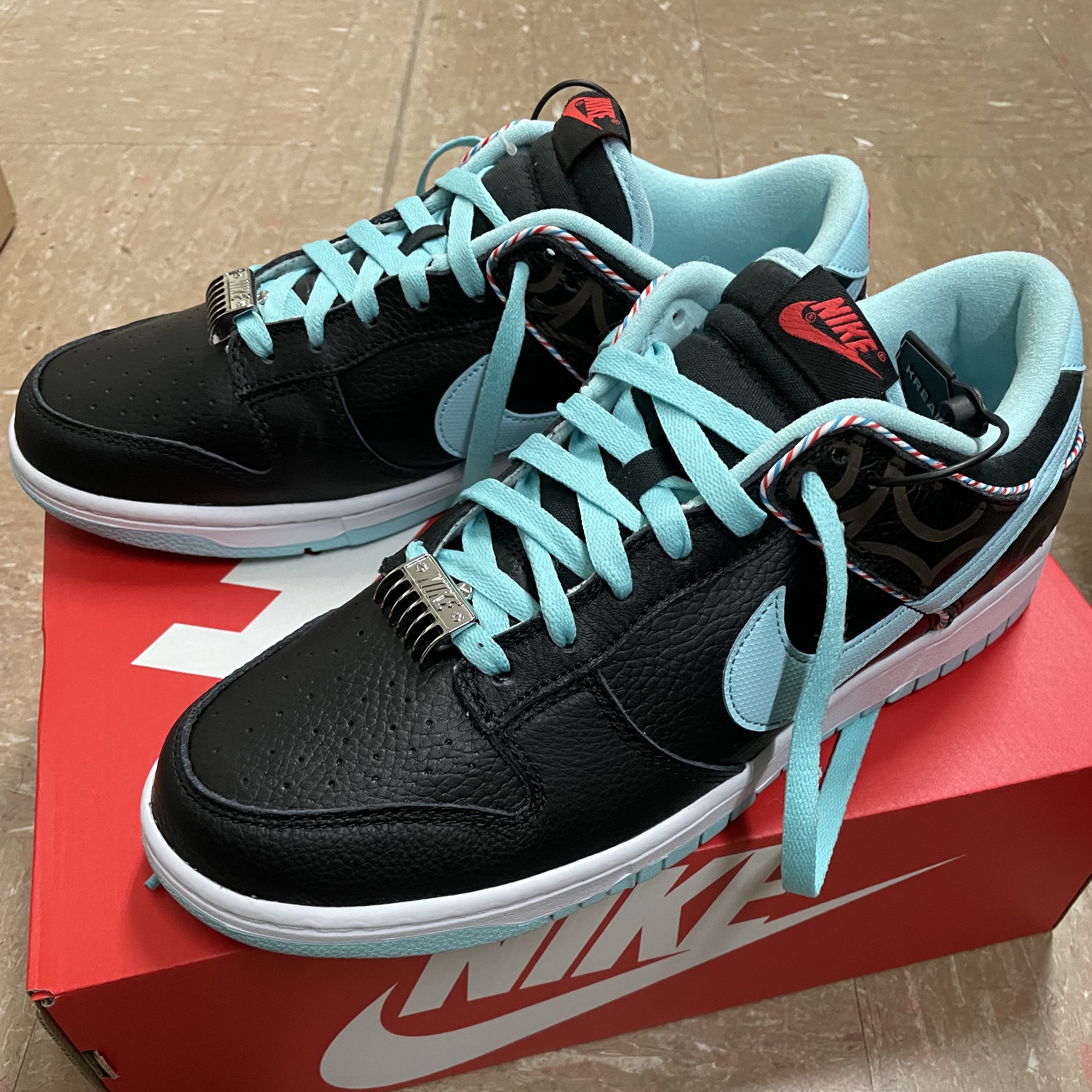 Nike Dunk Low Retro SE Barber Shop Black 착용 스타일