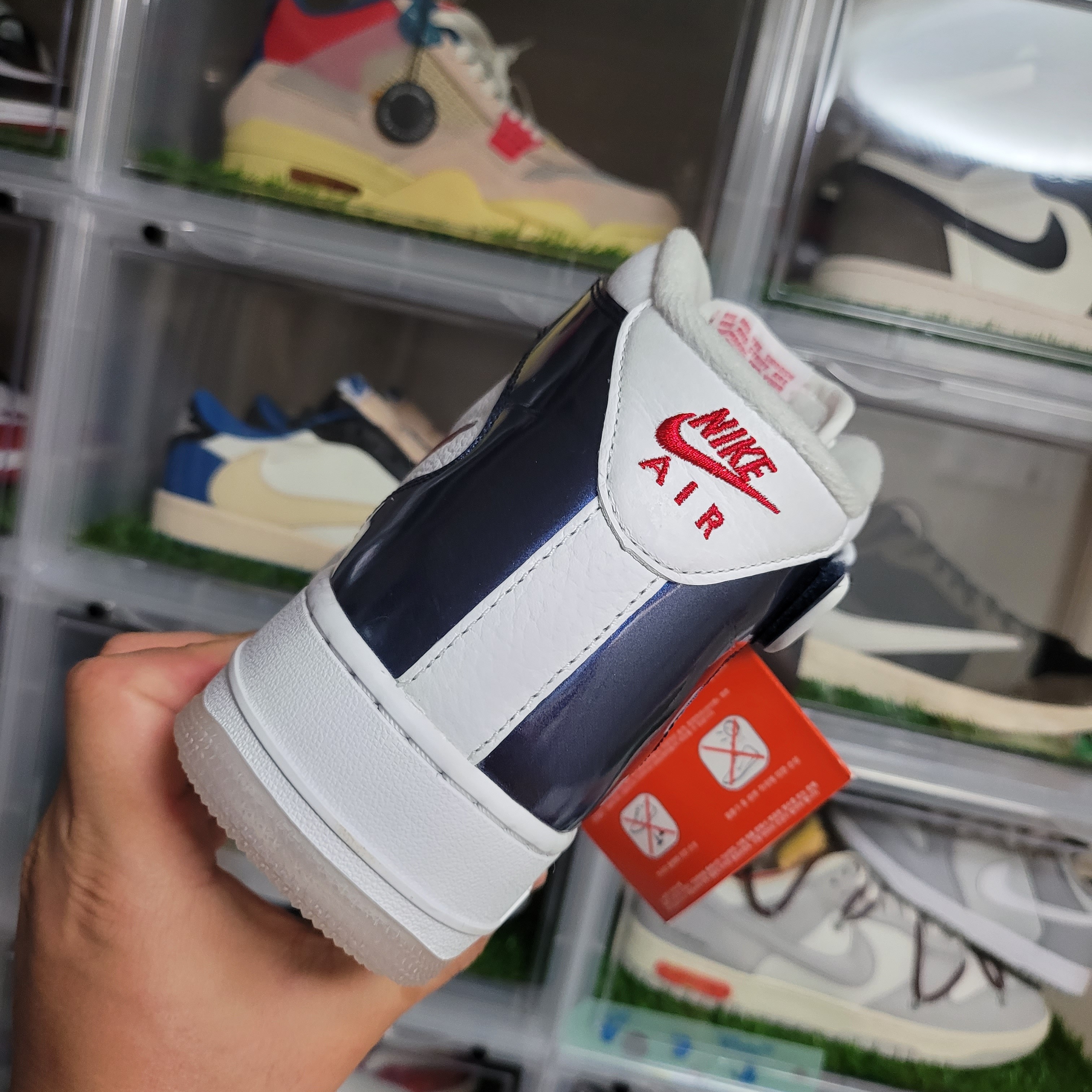 Nike Air Force 1 Mid QS University Red and Midnight Navy 착용 스타일 - 3