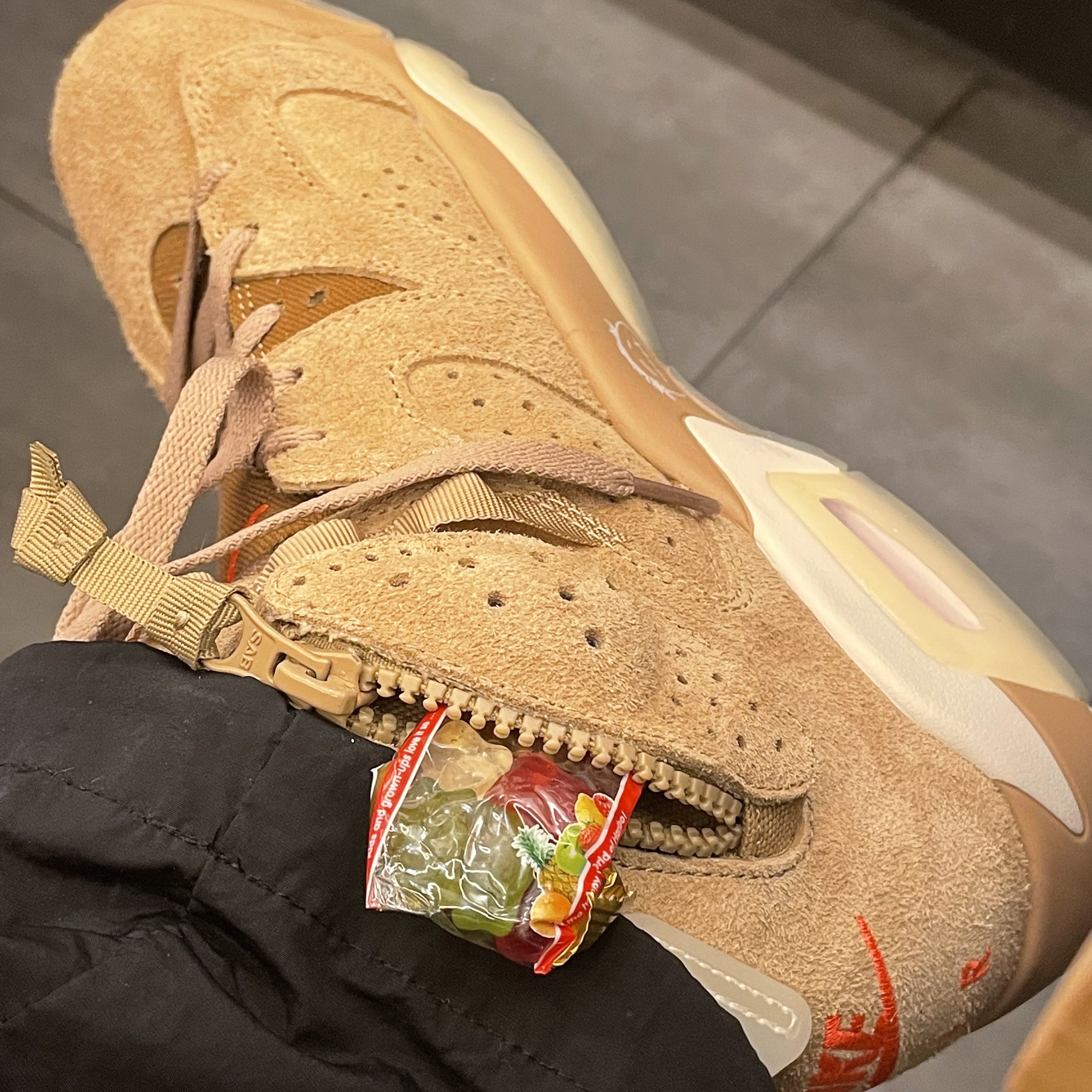 Jordan 6 x Travis Scott Retro SP British Khaki 착용 스타일