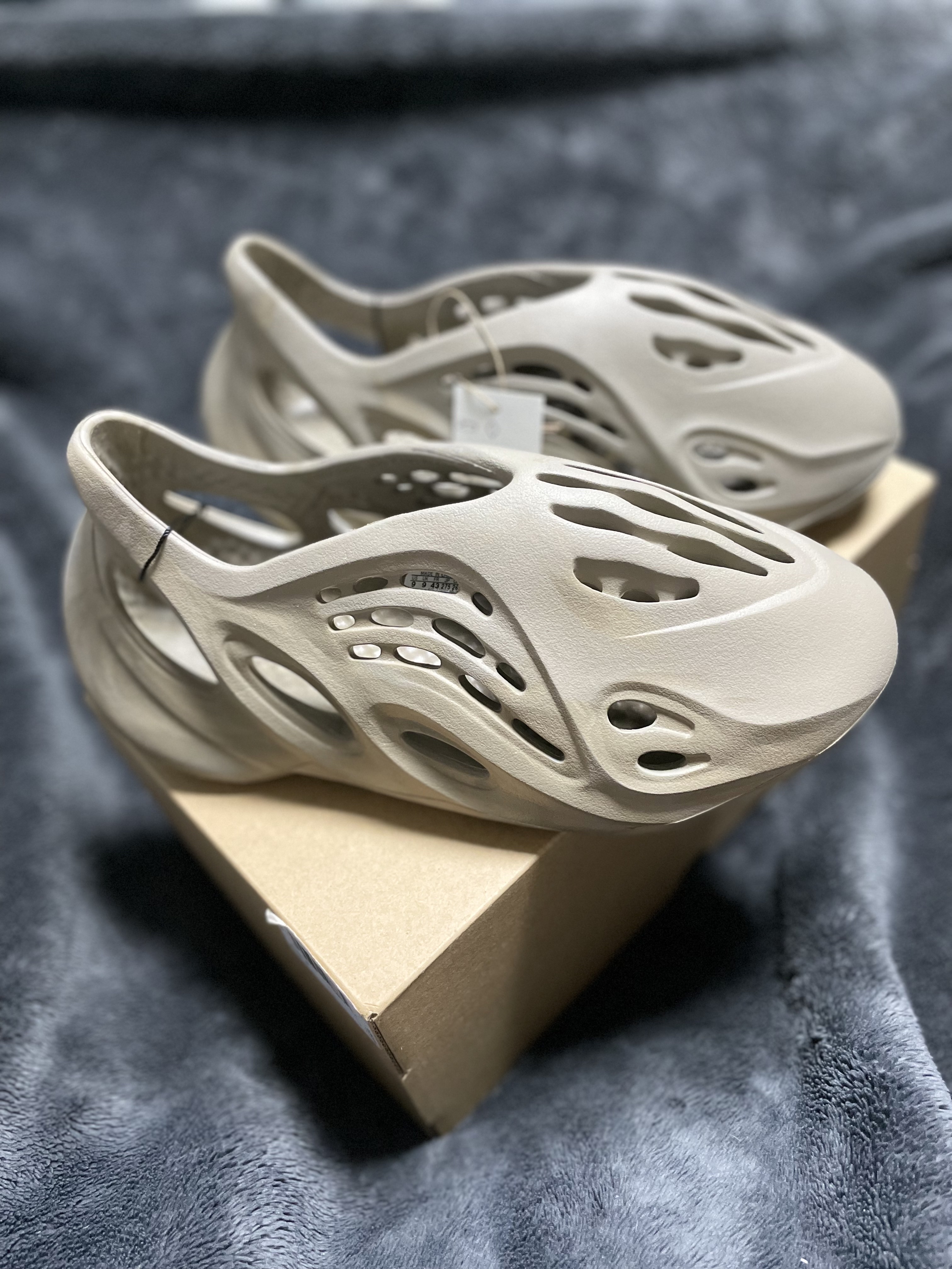 Adidas Yeezy Foam RNNR Stone Sage 착용 스타일