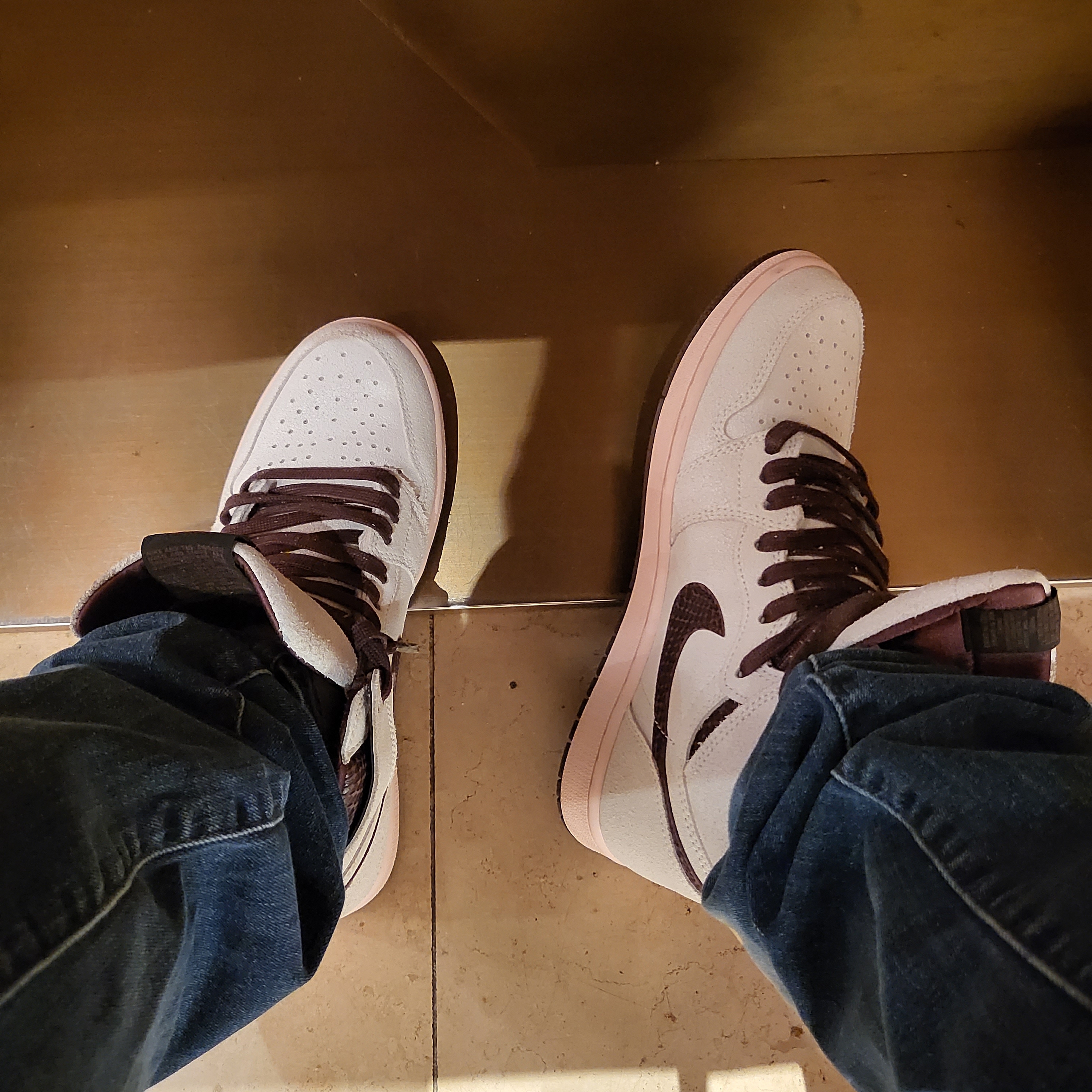 Jordan 1 x A Ma Maniere Retro High OG SP Sail and Burgundy 착용 스타일