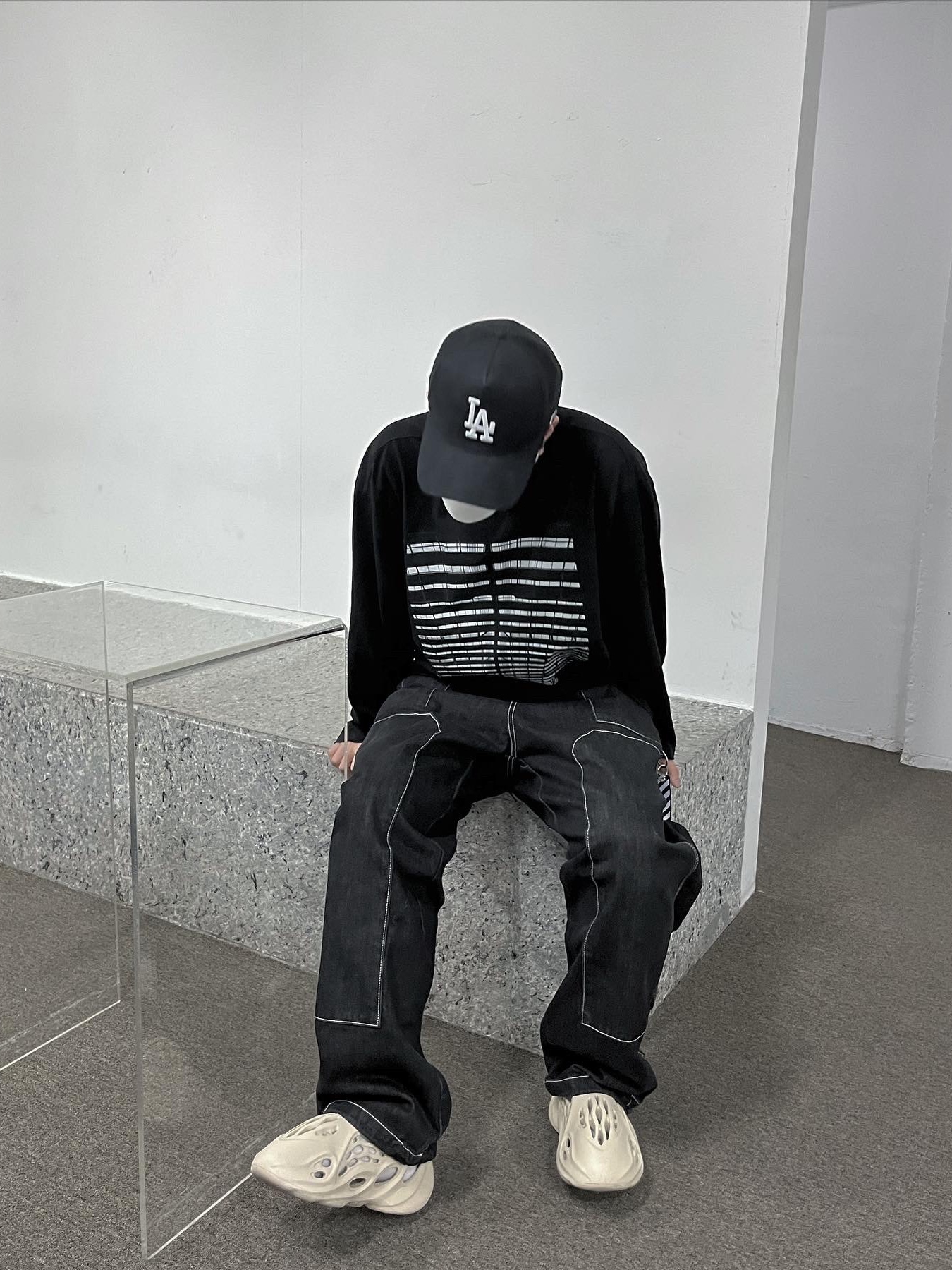 Adidas Yeezy Foam RNNR Sand 착용 스타일