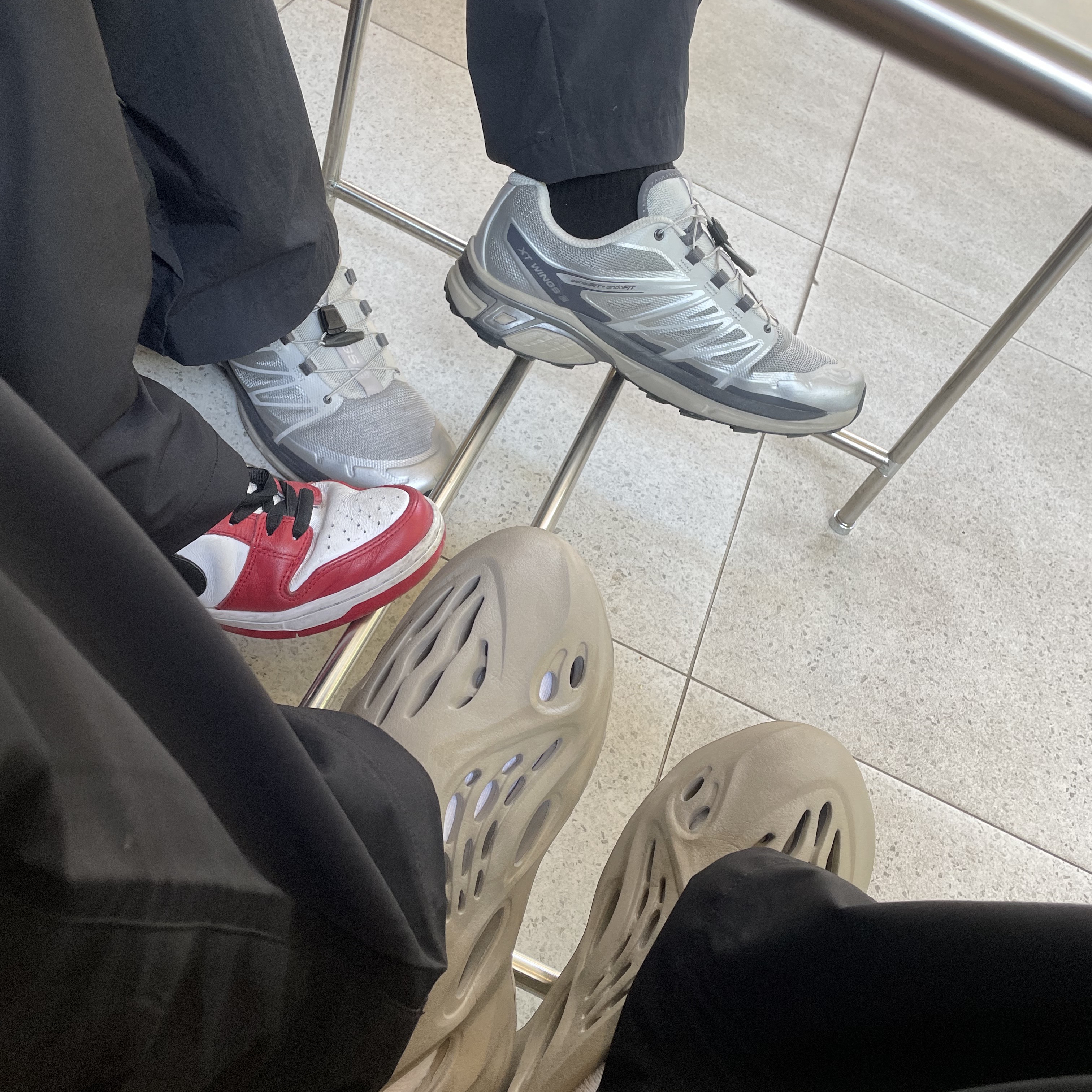 Adidas Yeezy Foam RNNR Stone Sage, Nike SB Dunk Low Pro Chicago 착용 스타일