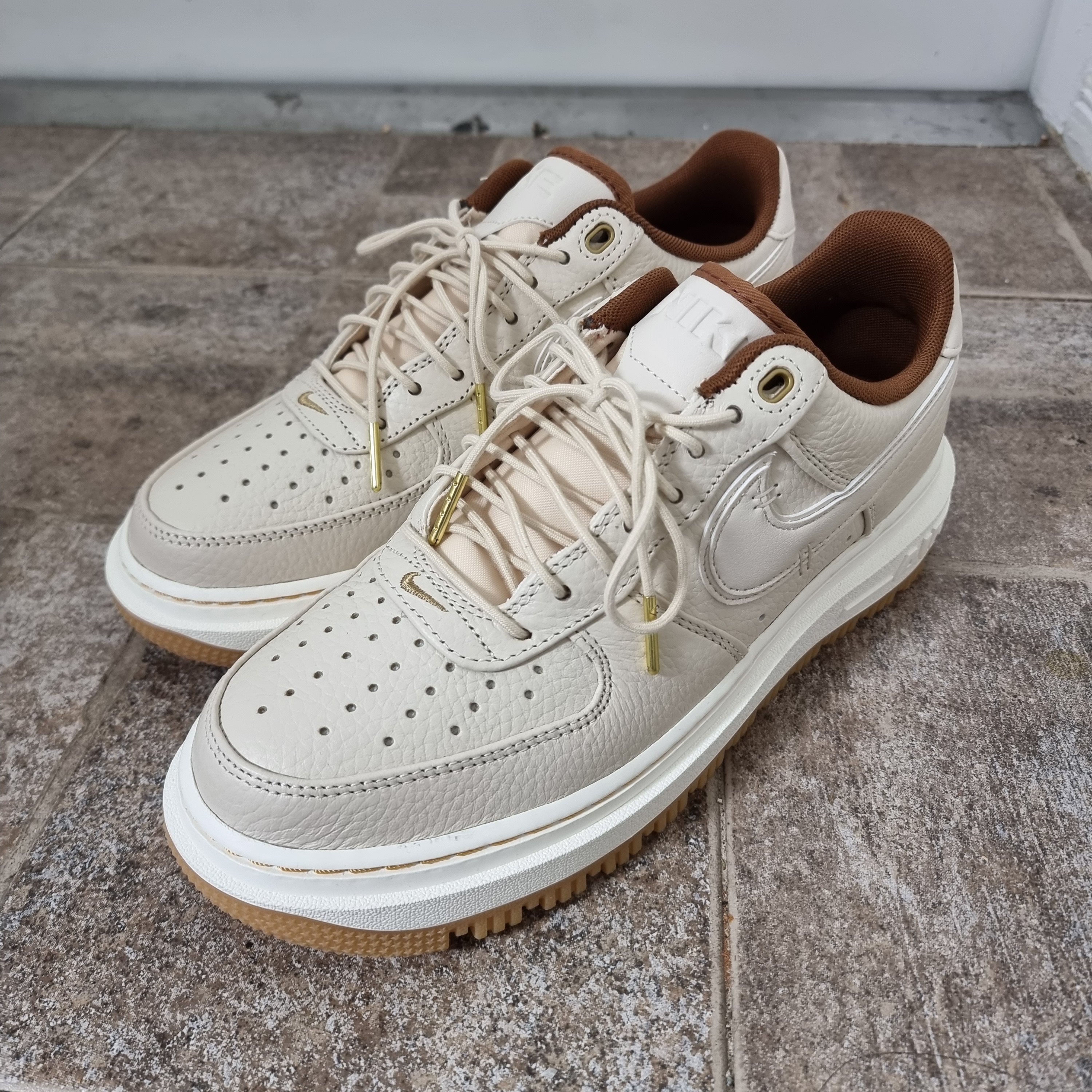 Nike Air Force 1 Luxe Pearl White 착용 스타일